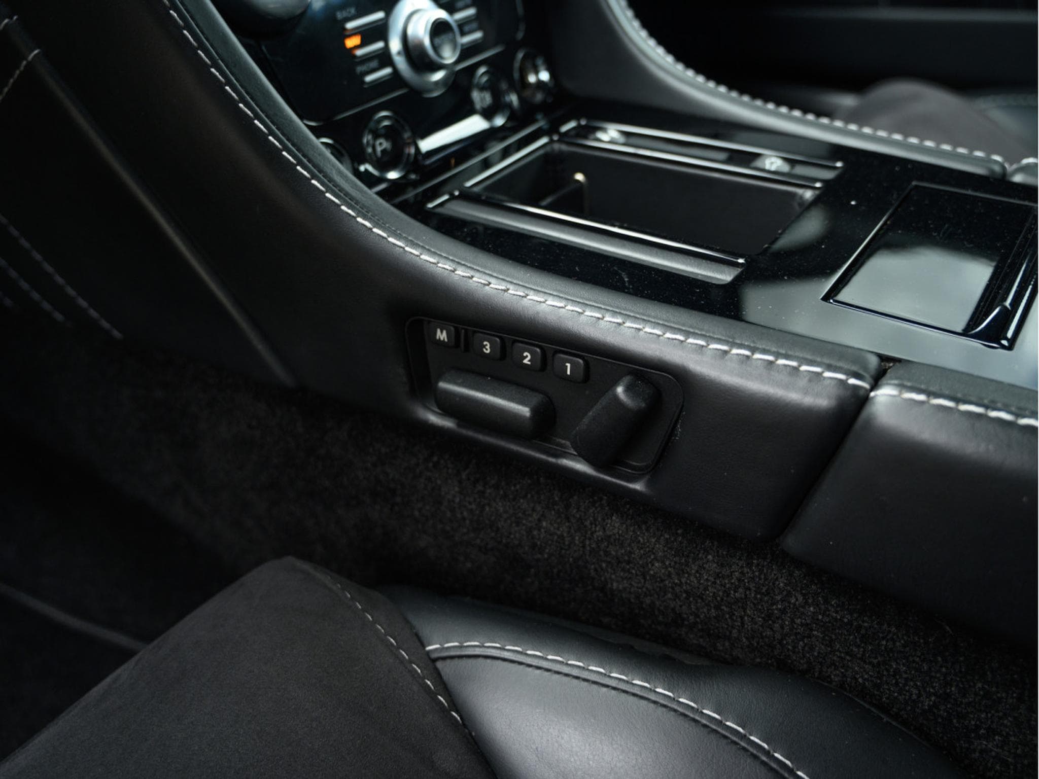 Aston-Martin V8 Vantage 4.7 S | SP10 | EMBRAYAGE NEUF | CARBONE (2015) - Photo 20