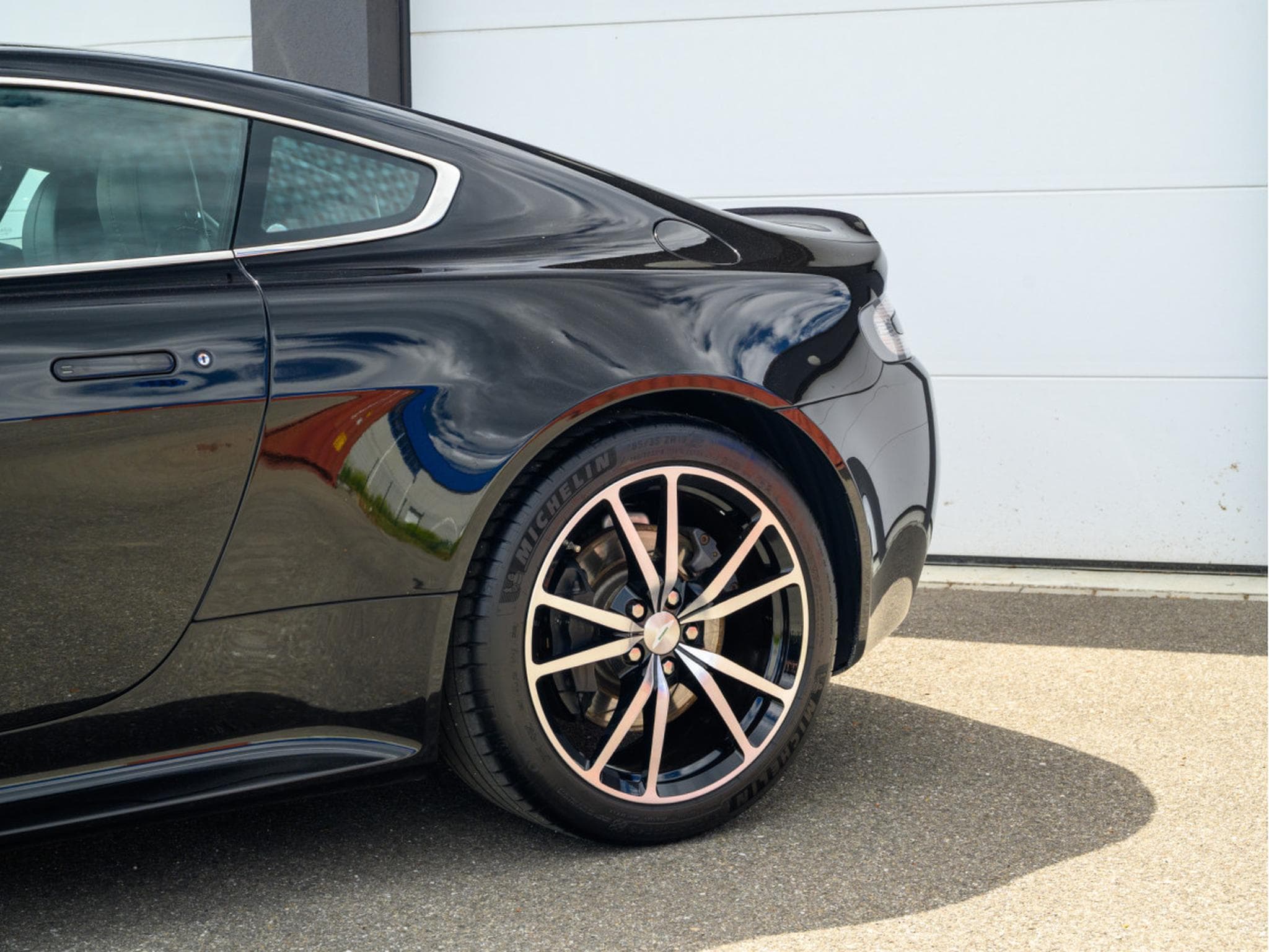 Aston-Martin V8 Vantage 4.7 S | SP10 | EMBRAYAGE NEUF | CARBONE (2015) - Photo 8