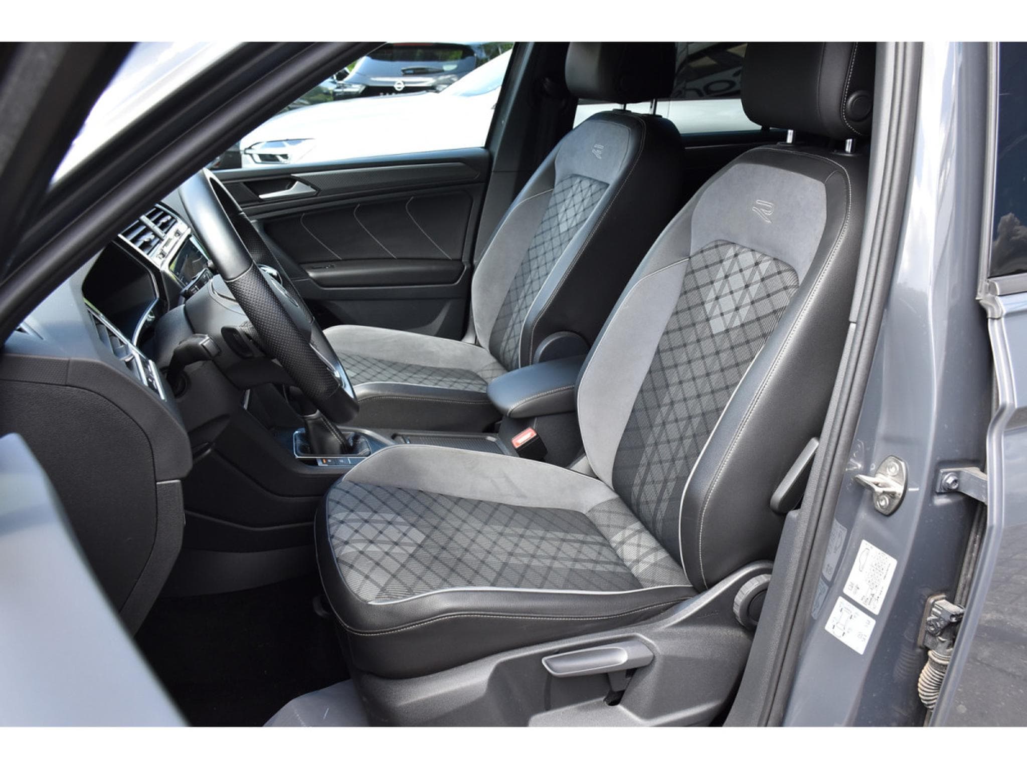 VW Tiguan 2.0 TDI R-Line DSG ACC TRAVEL SIDE ATT RMQ CAM PARK 1° MAIN (2023) - Foto 6