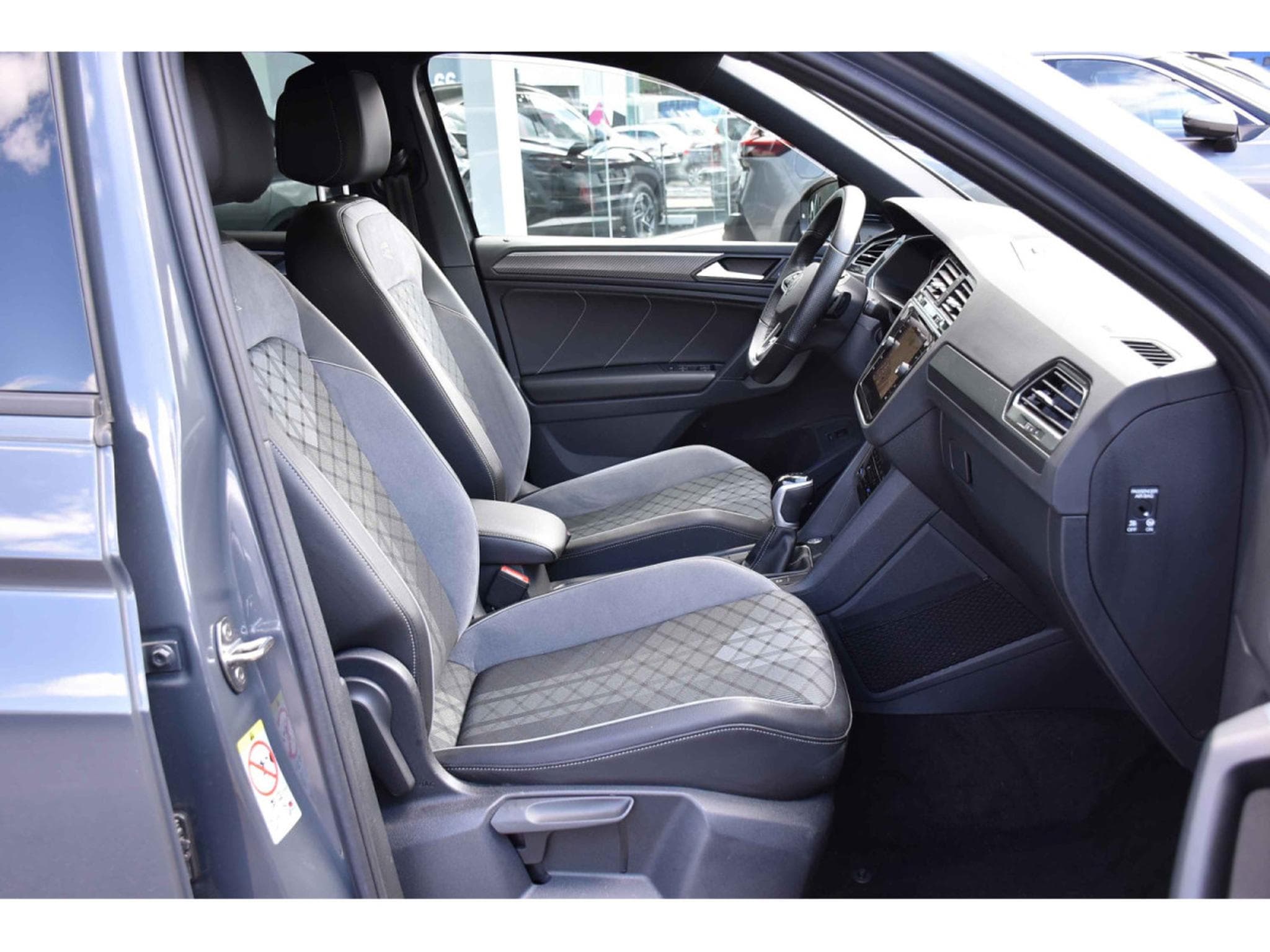 VW Tiguan 2.0 TDI R-Line DSG ACC TRAVEL SIDE ATT RMQ CAM PARK 1° MAIN (2023) - Foto 7