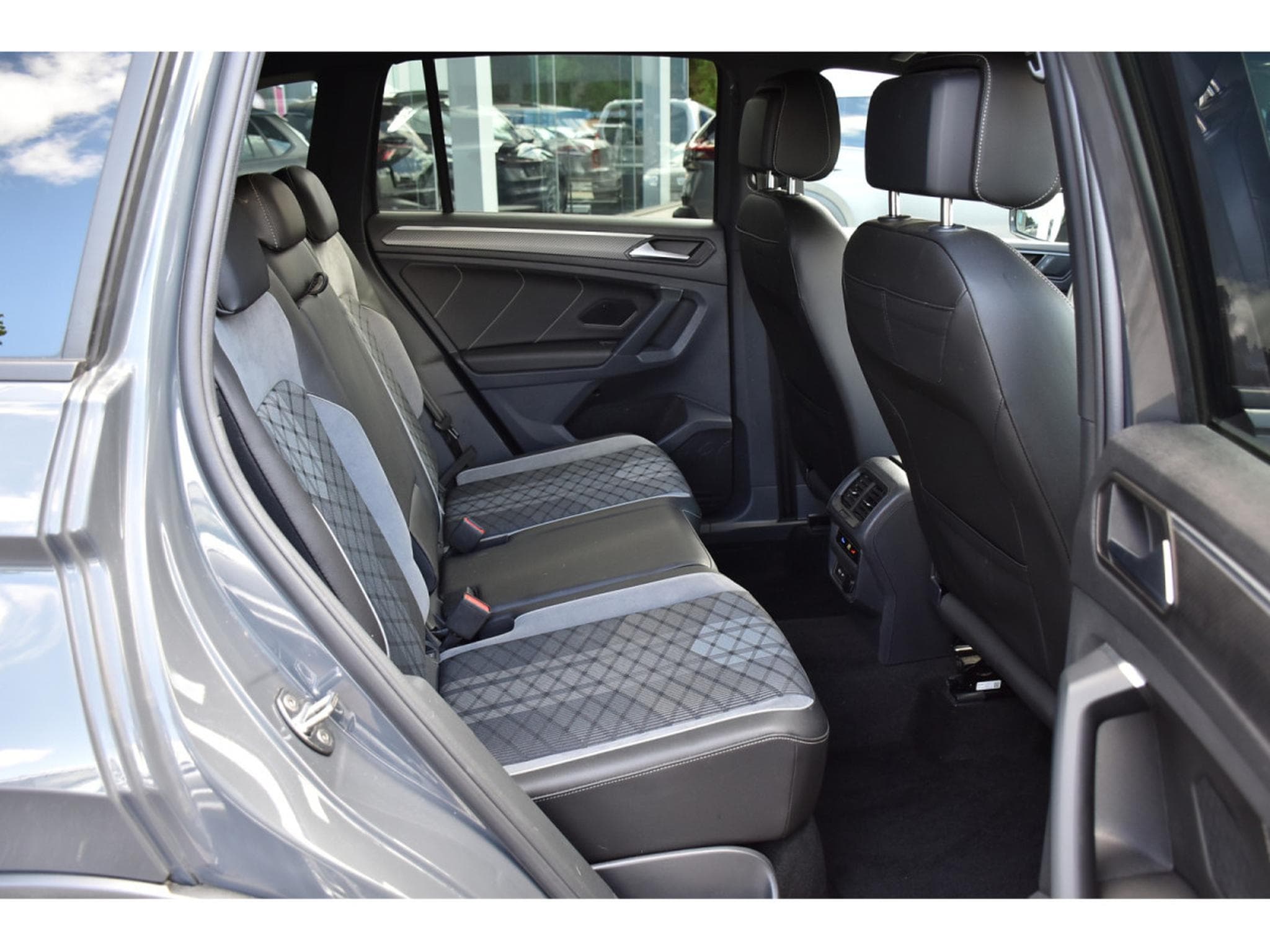VW Tiguan 2.0 TDI R-Line DSG ACC TRAVEL SIDE ATT RMQ CAM PARK 1° MAIN (2023) - Foto 8
