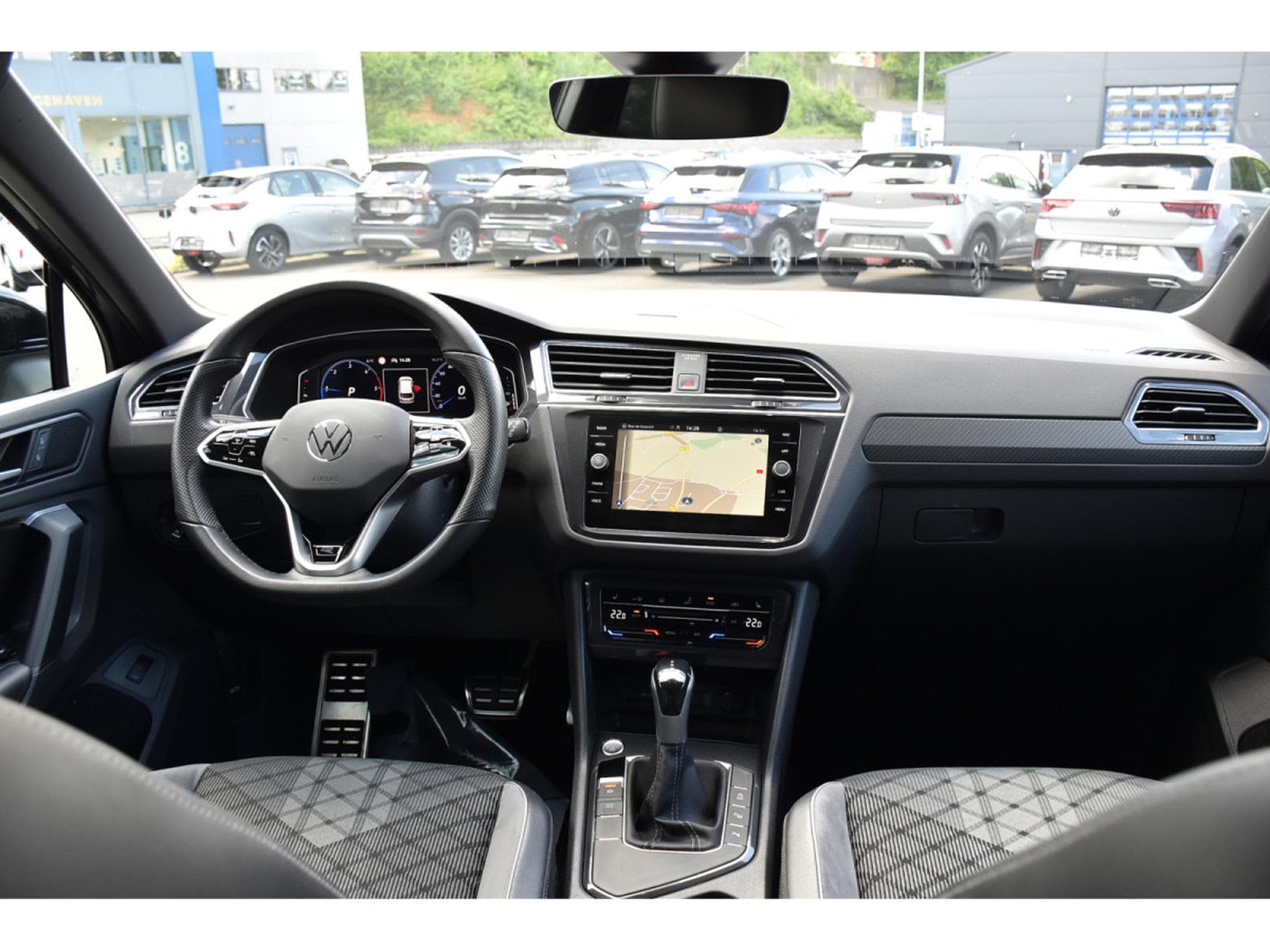 VW Tiguan 2.0 TDI R-Line DSG ACC TRAVEL SIDE ATT RMQ CAM PARK 1° MAIN (2023) - Foto 9