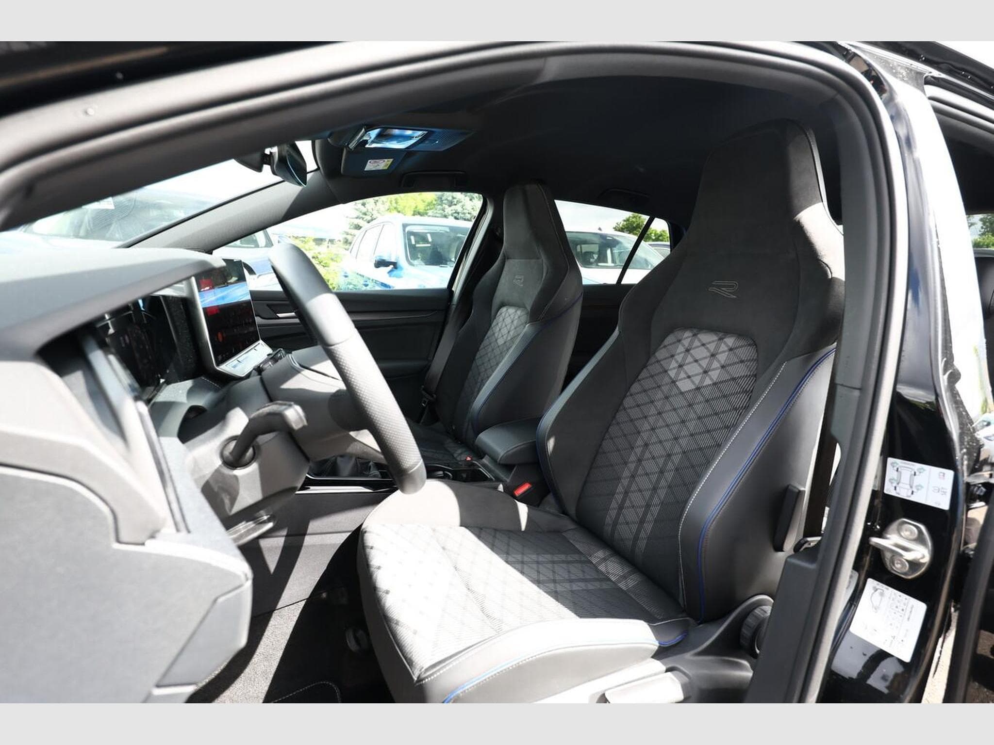 VW Golf R-Line (2024) - Photo 6
