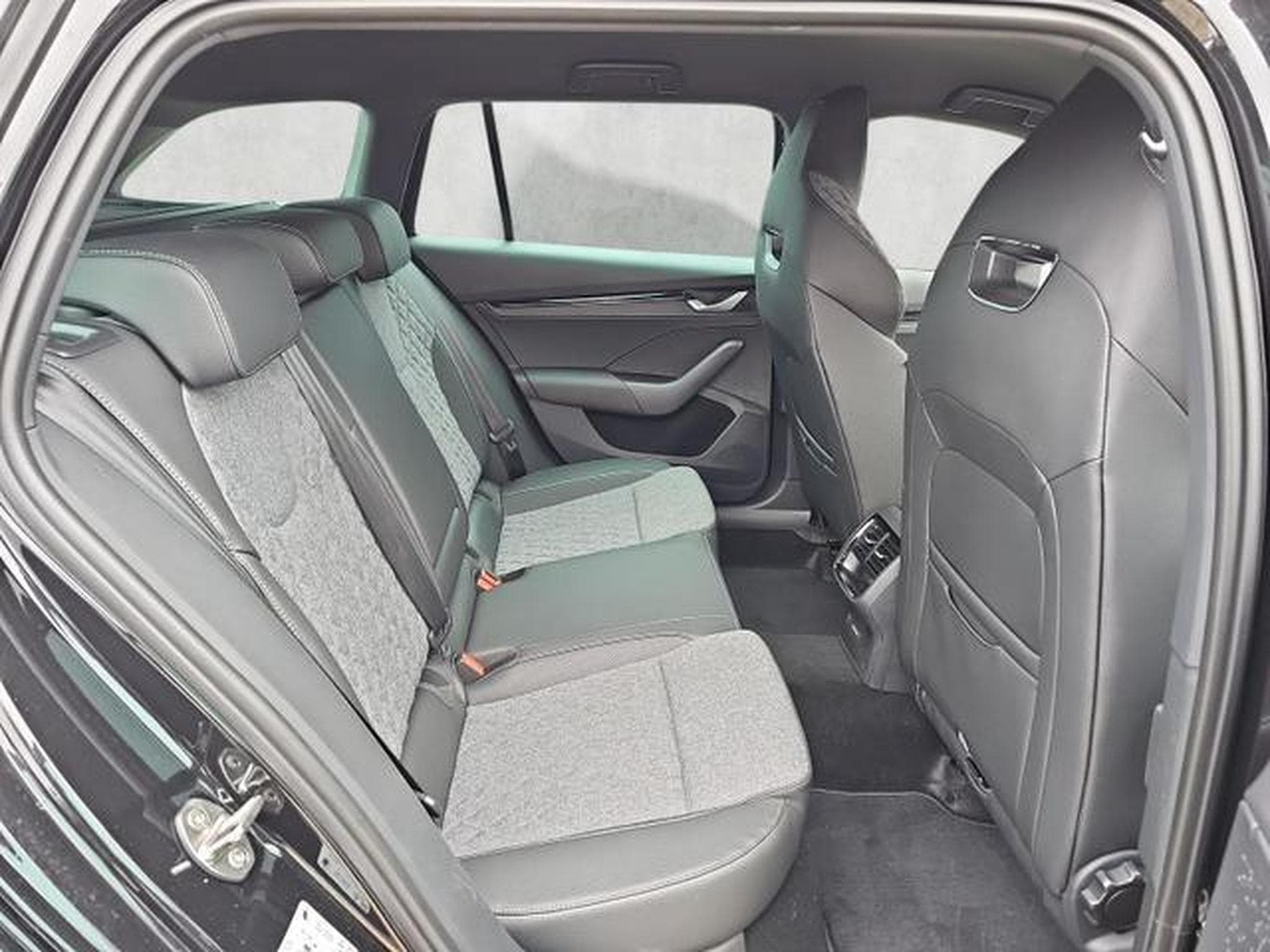 Skoda Octavia 2.0 TDI 110 kW Sportline (2025) - Photo 13