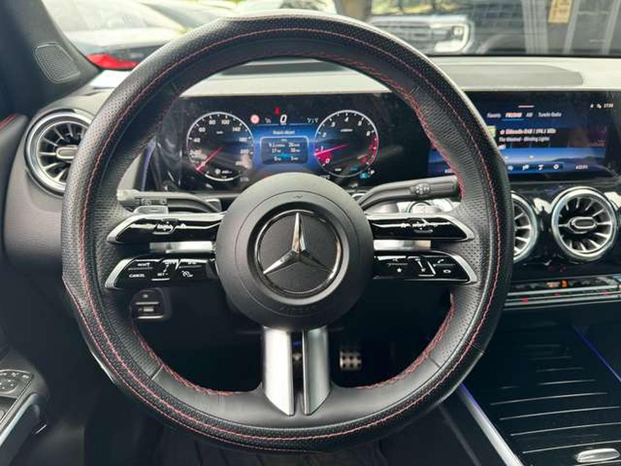 Mercedes GLB 200 GLB 200 7G-DCT Edition AMG Line (2025) - Photo 11