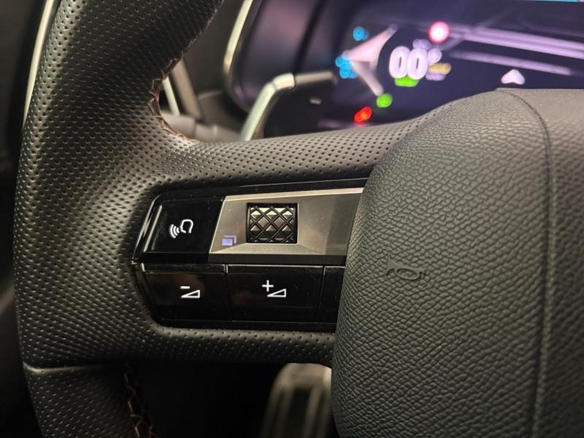 DS Automobiles DS7 E-TENSE 225ch Performance Line + (2024) - Foto 20