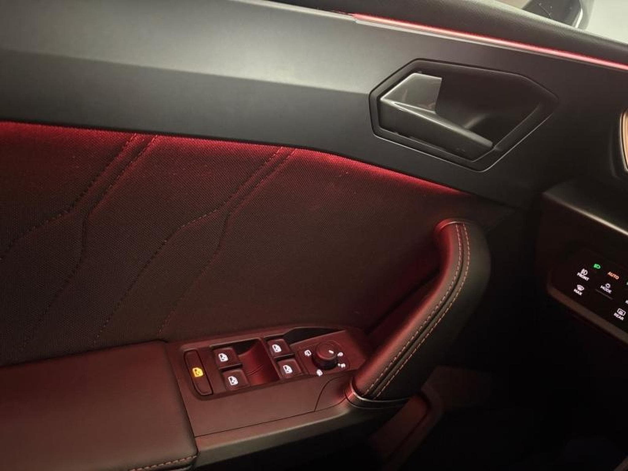 Cupra Leon 1.5 eTSI Hybrid 150ch V DSG7 (2025) - Photo 13