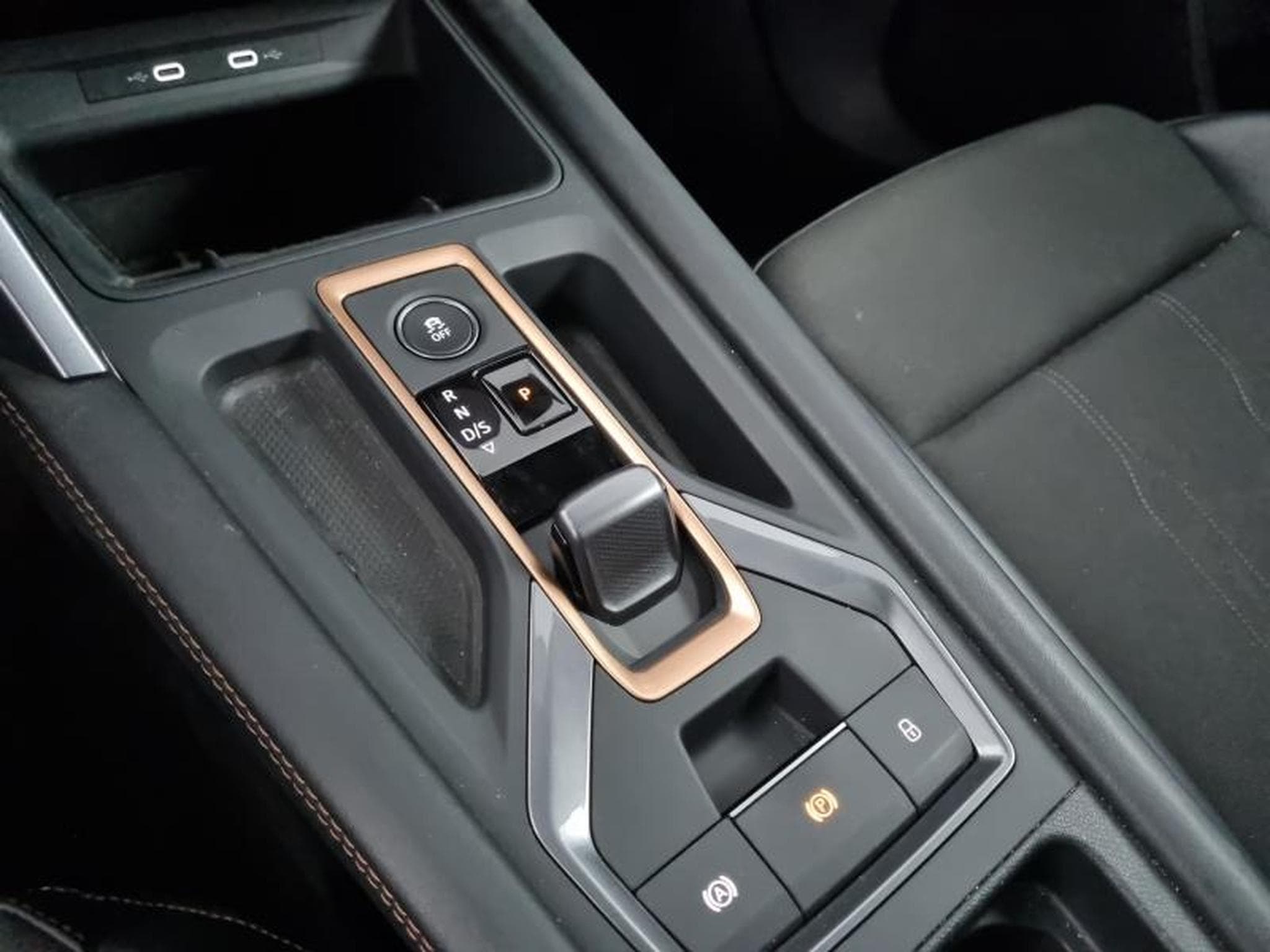 Cupra Leon 1.5 eTSI Hybrid 150ch V DSG7 (2025) - Photo 17