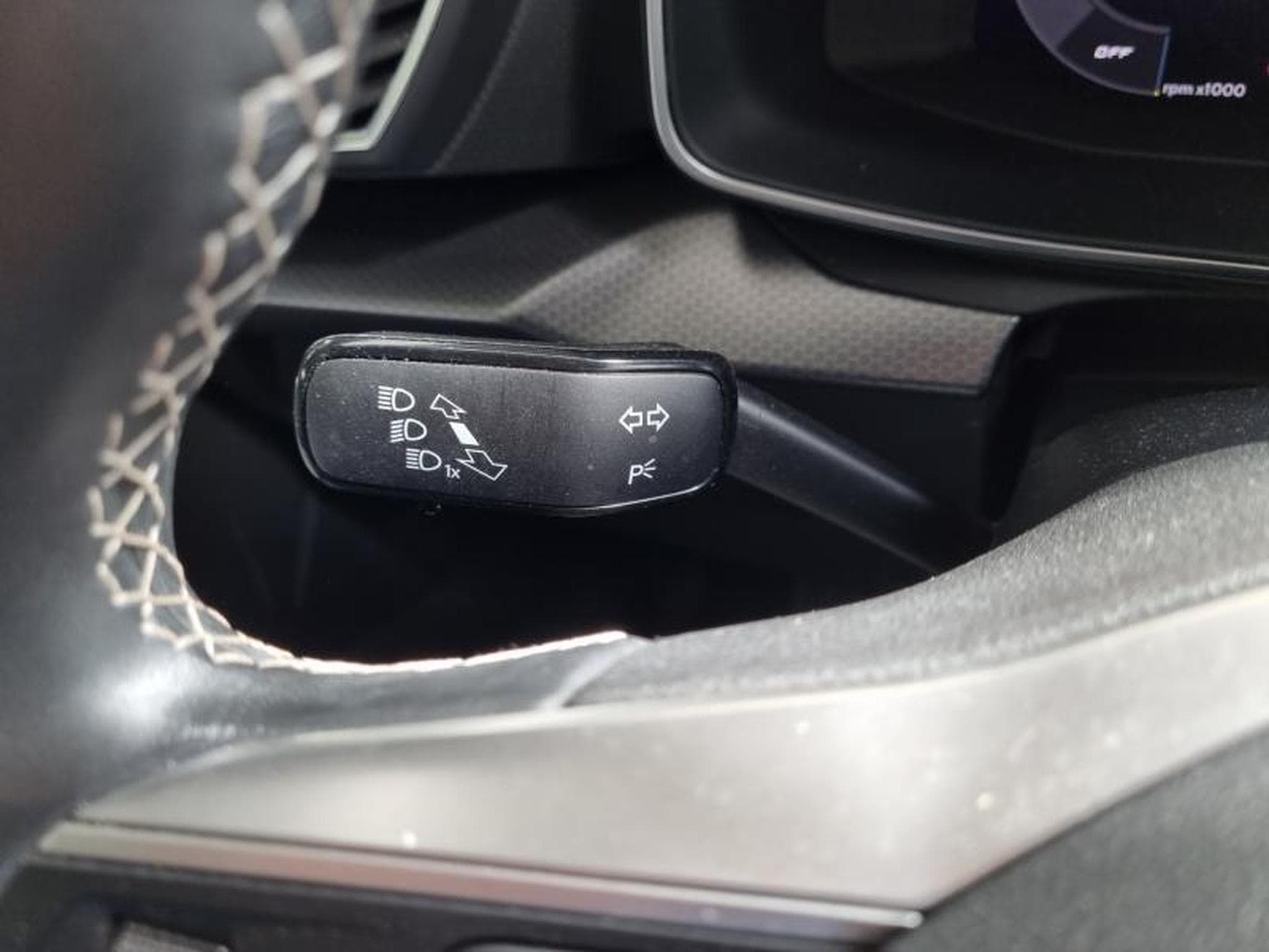 Seat Leon 2.0 TDI 115CH STYLE XL (2025) - Photo 25