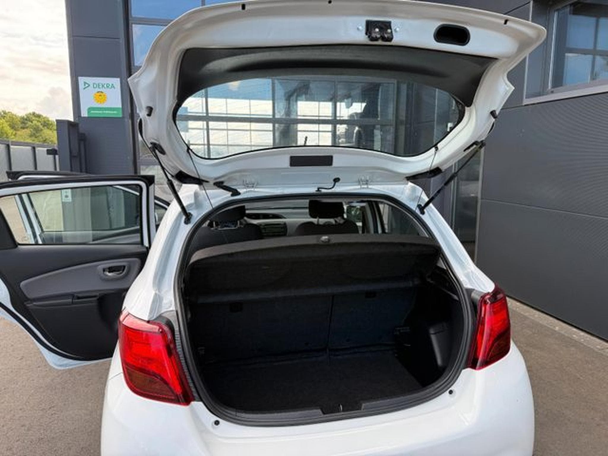 Toyota Yaris Yaris Hybrid 5-türig Klimaautomatik ZV (2015) - Photo 12