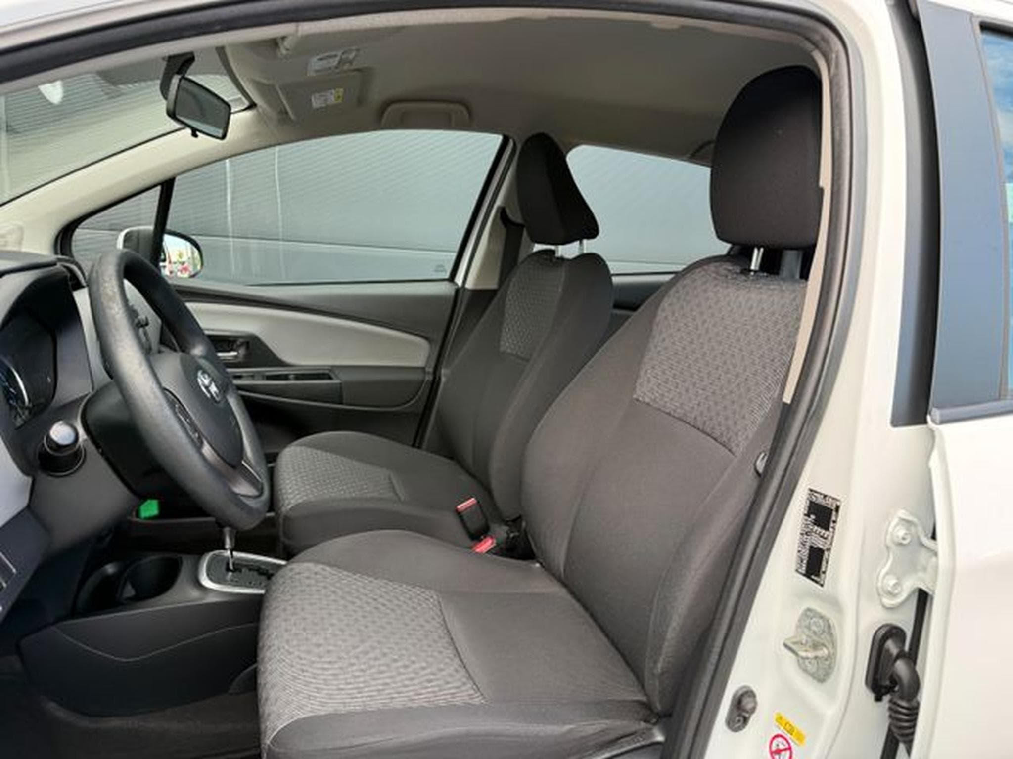 Toyota Yaris Yaris Hybrid 5-türig Klimaautomatik ZV (2015) - Photo 9