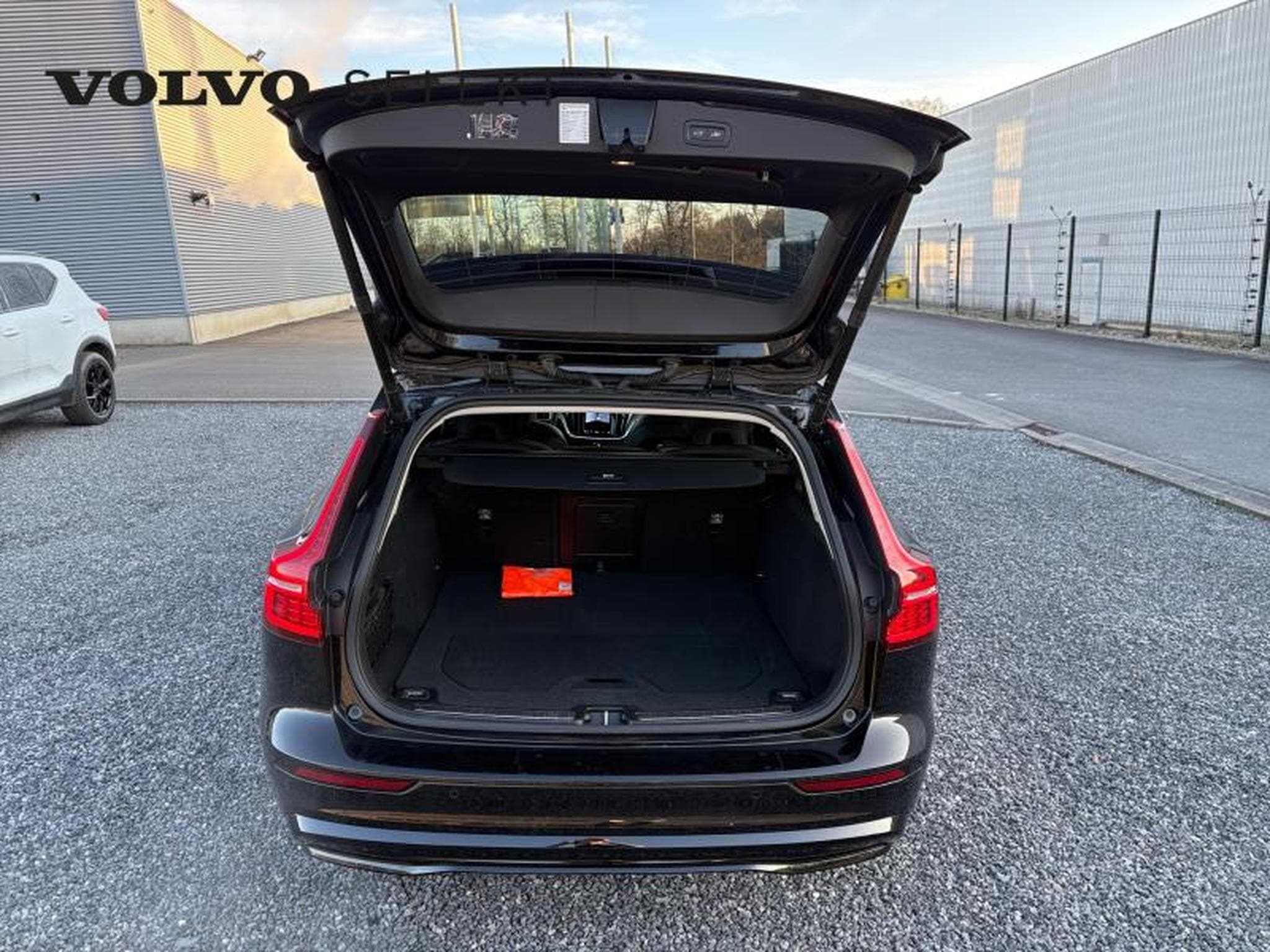 Volvo V60 b4 Plus Dark / Essence (2025) - Foto 19