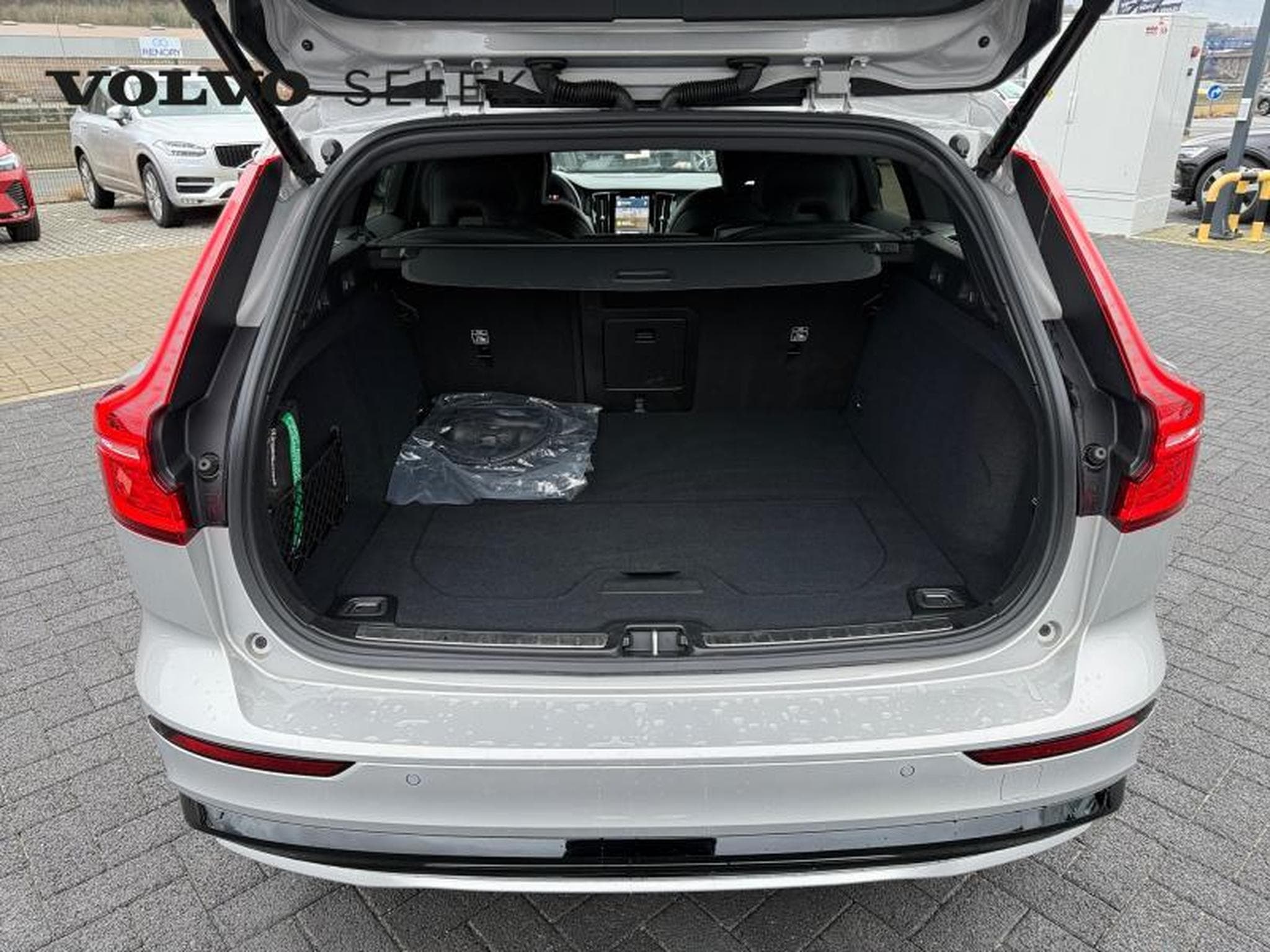 Volvo V60 T6 Plus Dark / Hybride (2024) - Foto 19