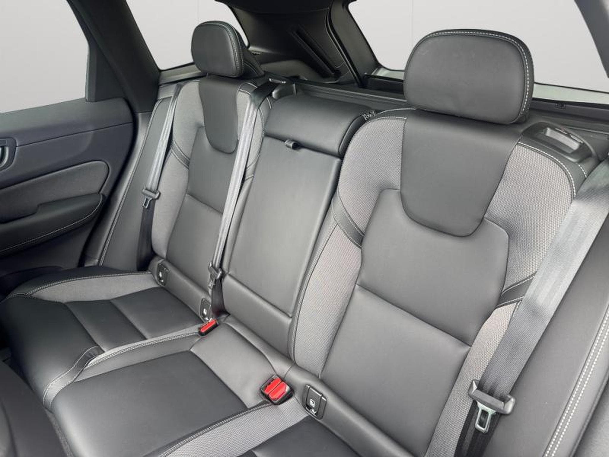 Volvo XC60 T8 Black Edition Plus / Hybride KIT HIVER INCLUS (2025) - Foto 13