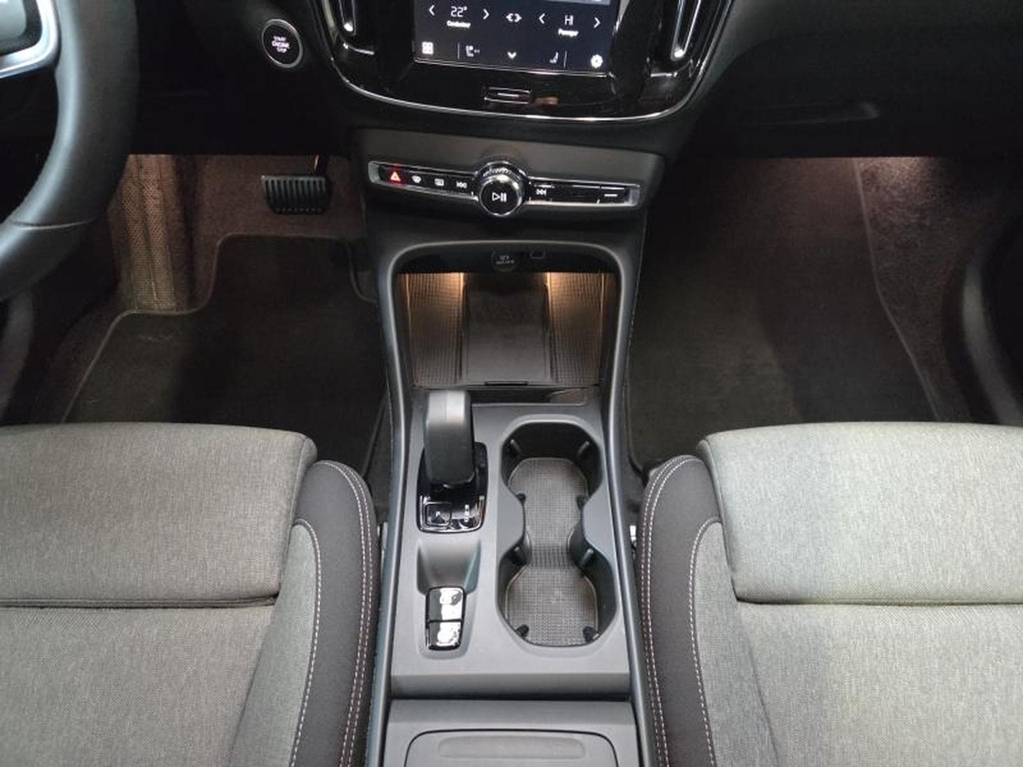 Volvo XC40 B3 Core / Essence (2023) - Foto 11