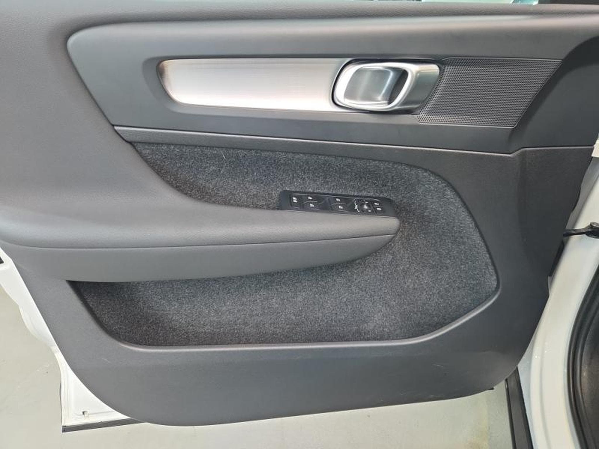 Volvo XC40 B3 Core / Essence (2023) - Foto 20