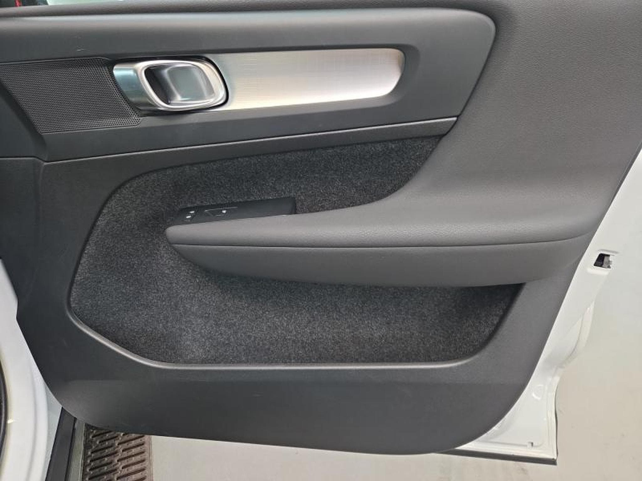 Volvo XC40 B3 Core / Essence (2023) - Foto 21