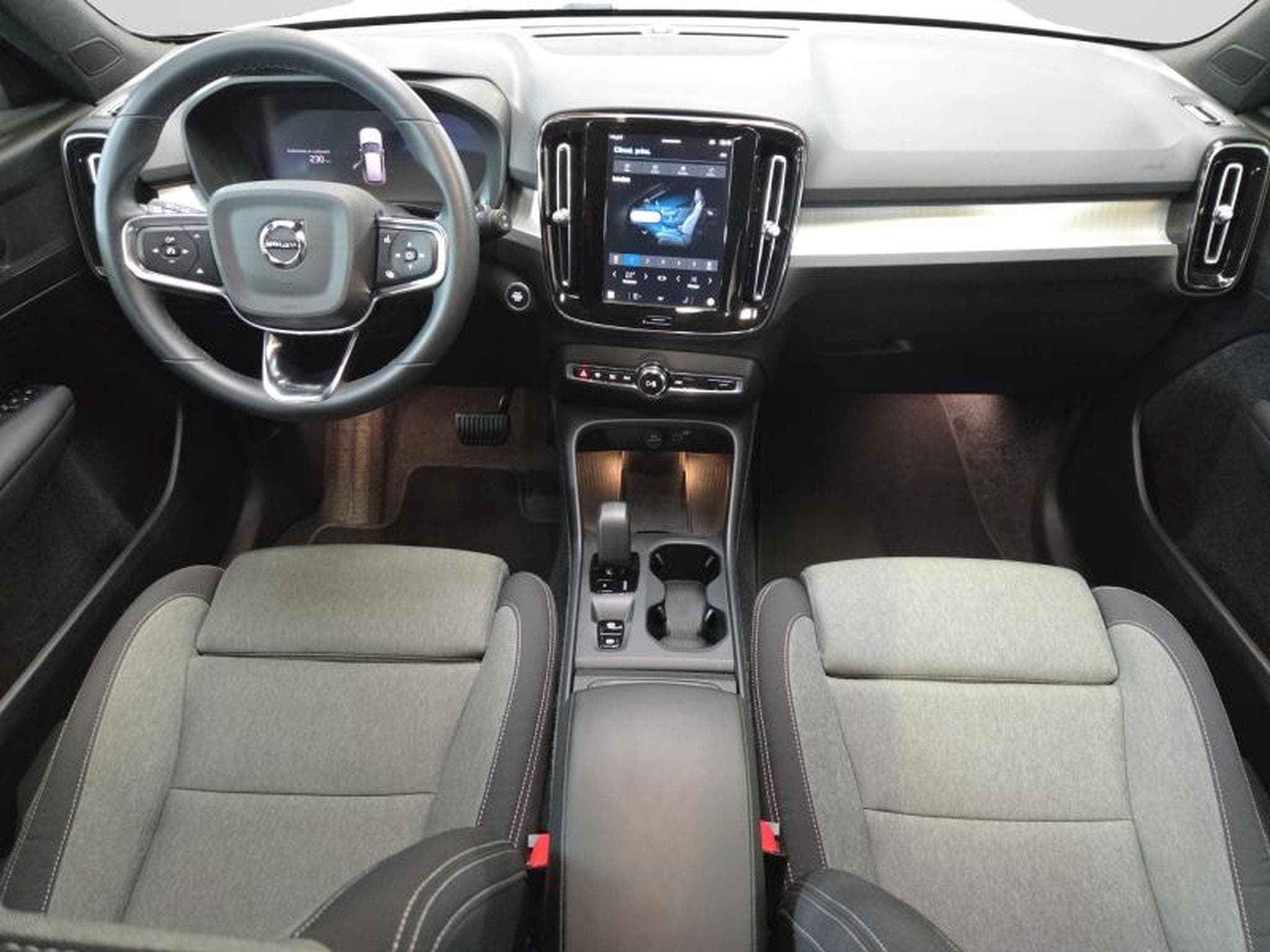Volvo XC40 B3 Core / Essence (2023) - Foto 3