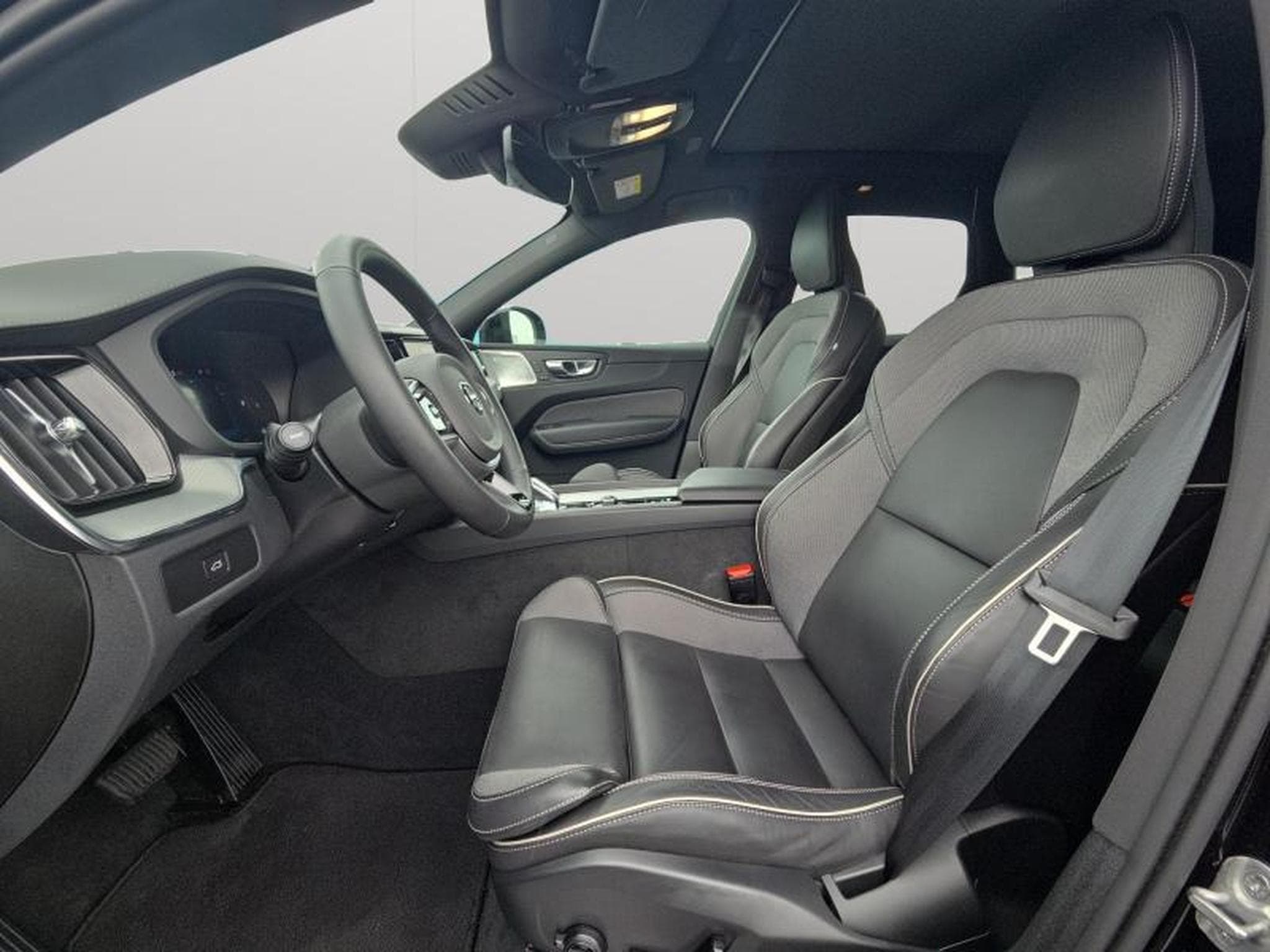 Volvo XC60 B5 AWD Ultra Dark / Essence (2025) - Foto 12