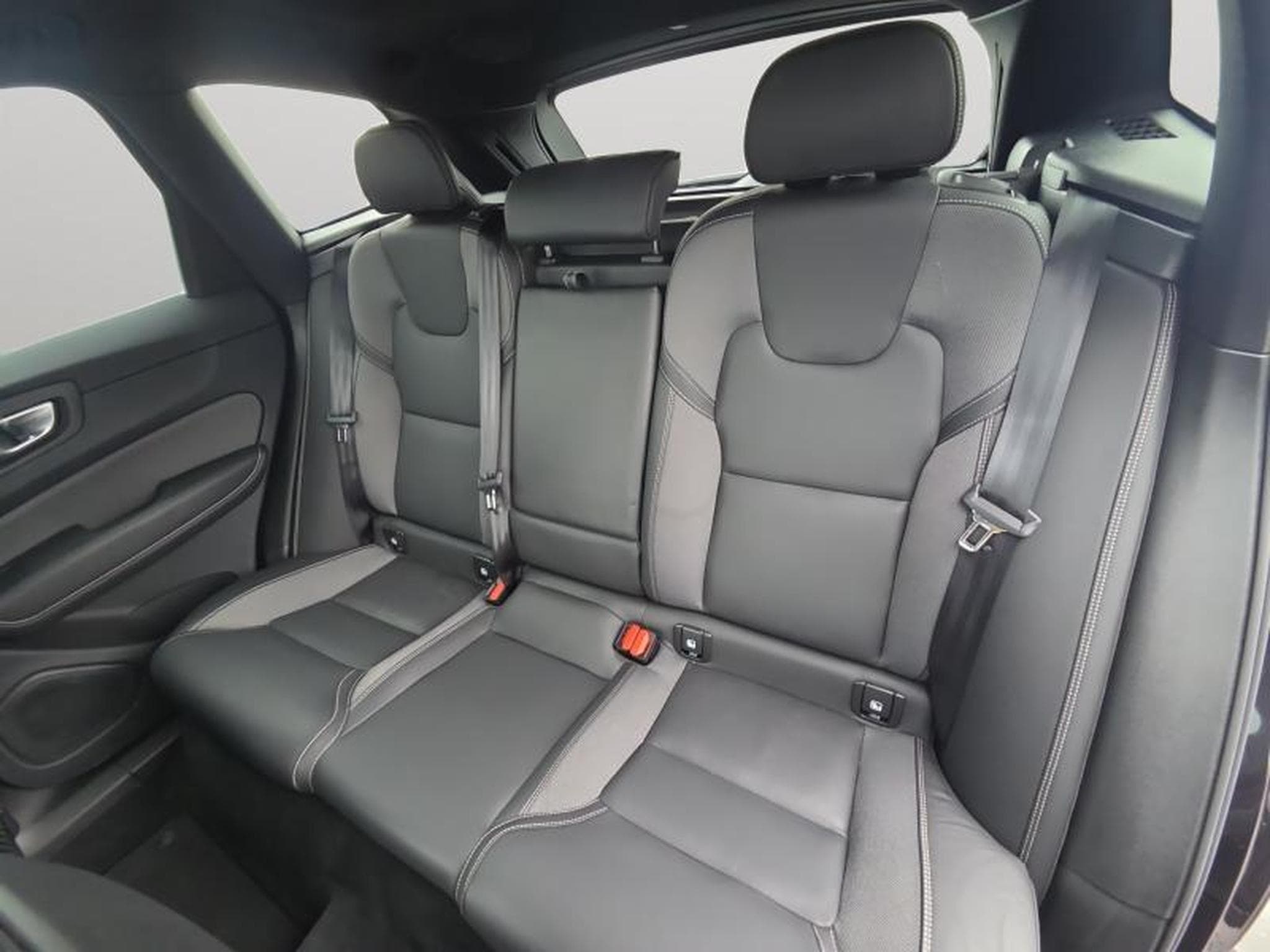Volvo XC60 B5 AWD Ultra Dark / Essence (2025) - Foto 15
