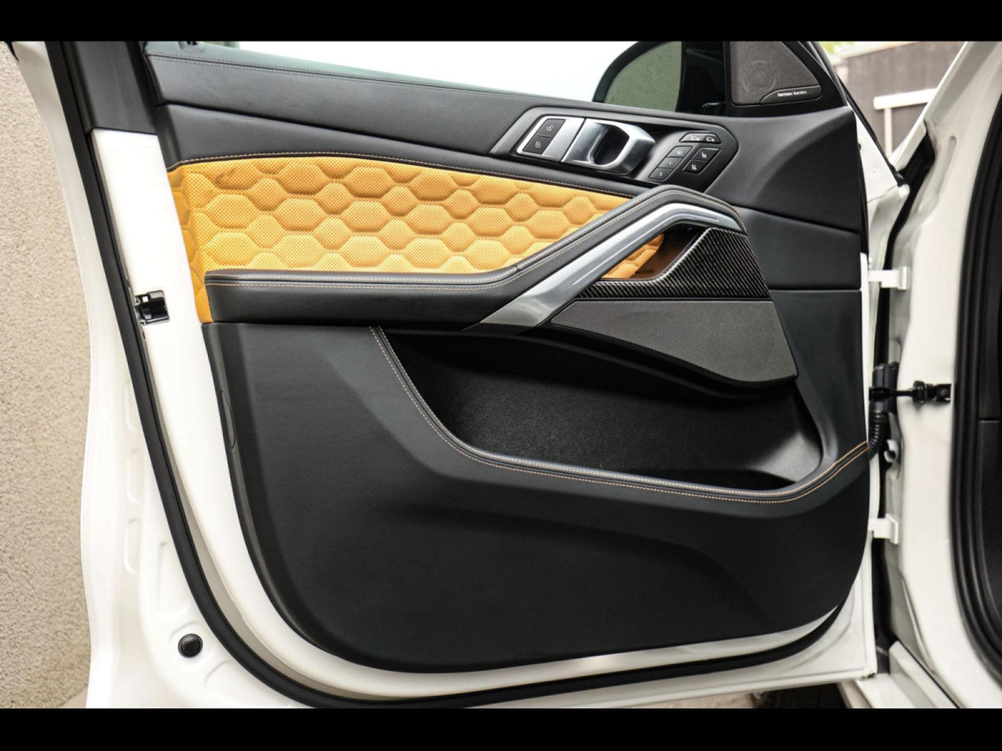 BMW X6M COMPETITION 4.4 (625 CH) STEPTRONIC XDRIVE – MINERALWEISS ME (2023) - Photo 9