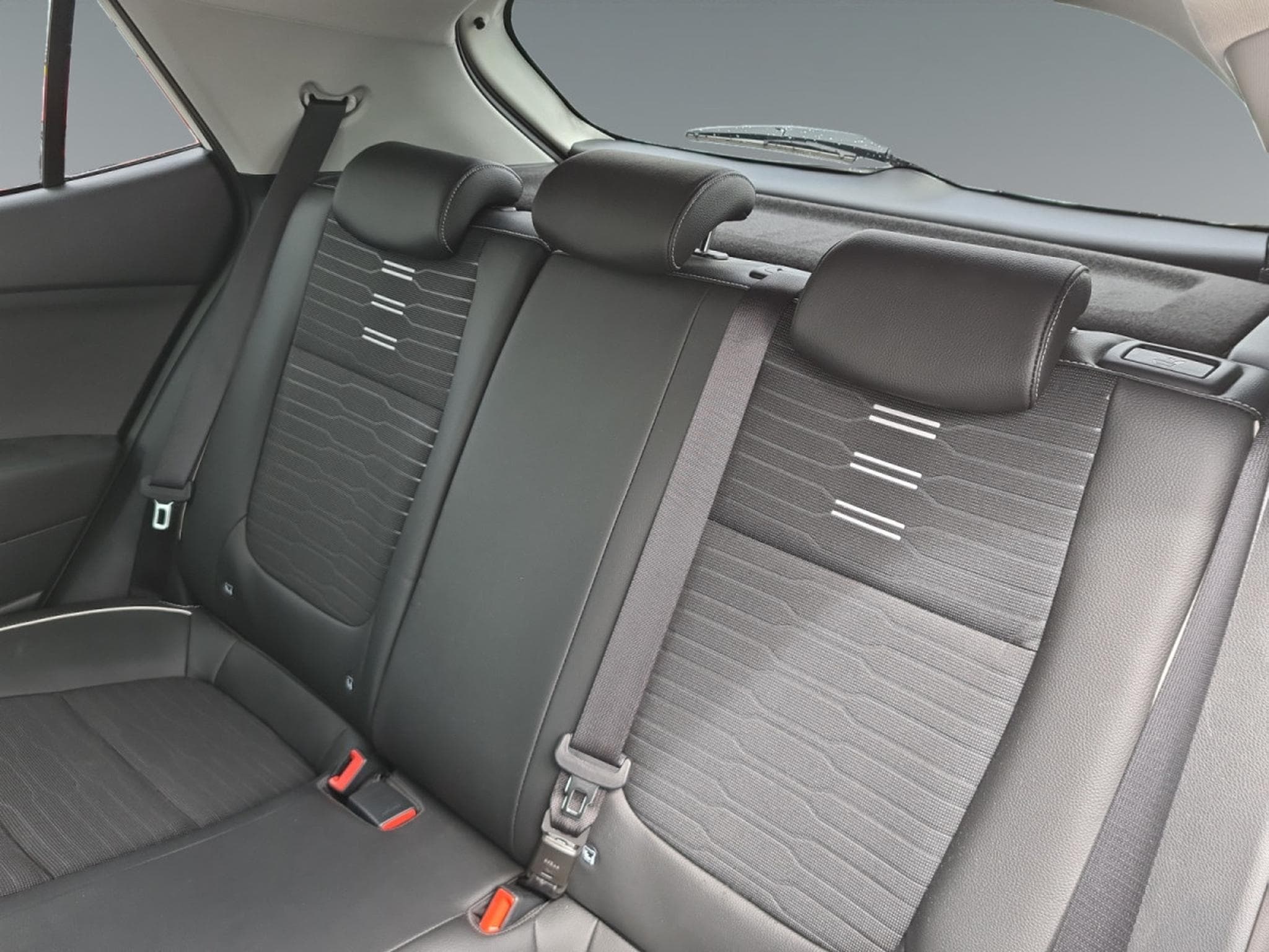 Kia Stonic GT Line 1.0T 120 ISG MHEV 7DCT (2023) - Photo 15