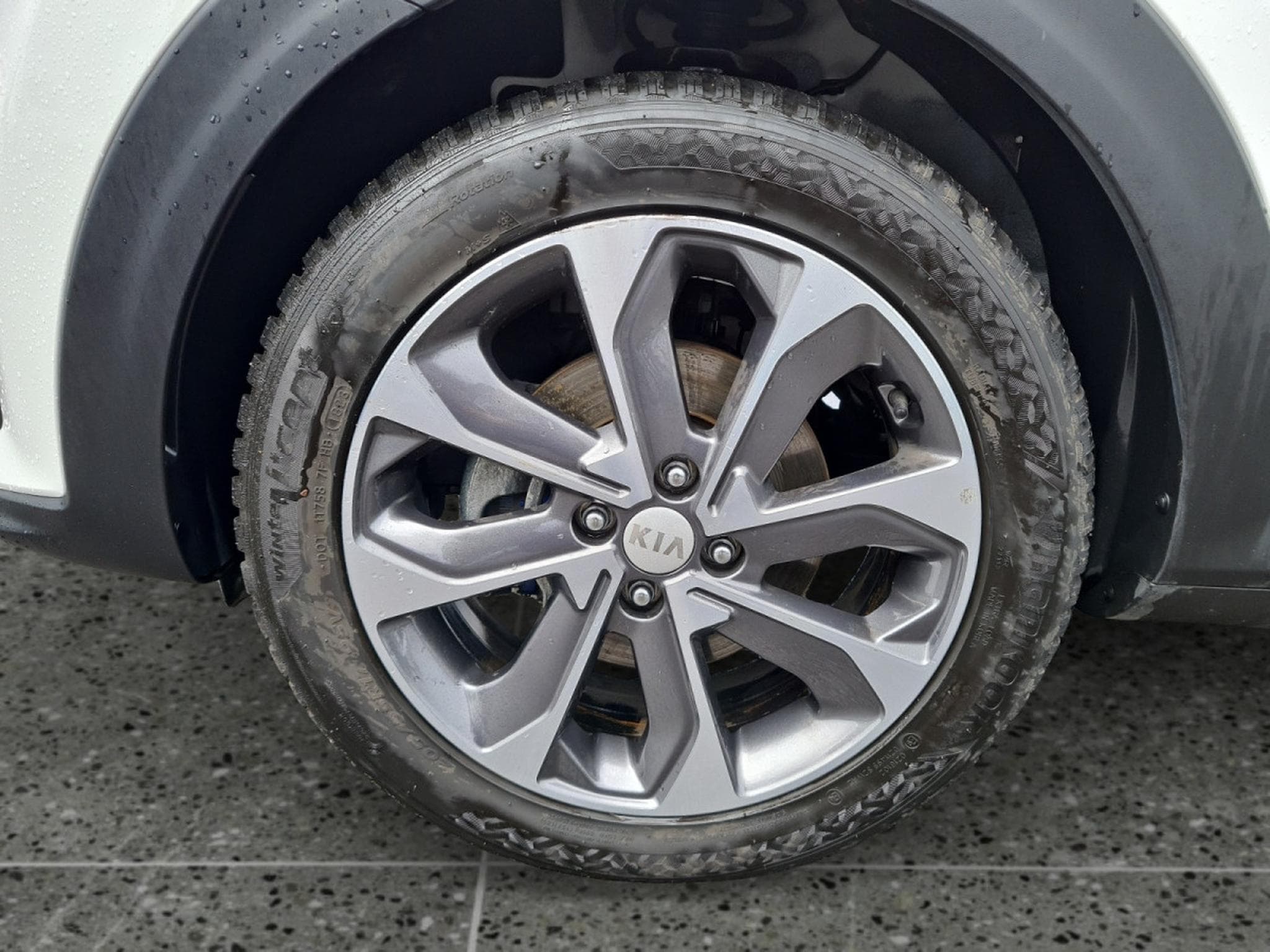 Kia Stonic GT Line 1.0T 120 ISG MHEV 7DCT (2023) - Photo 9