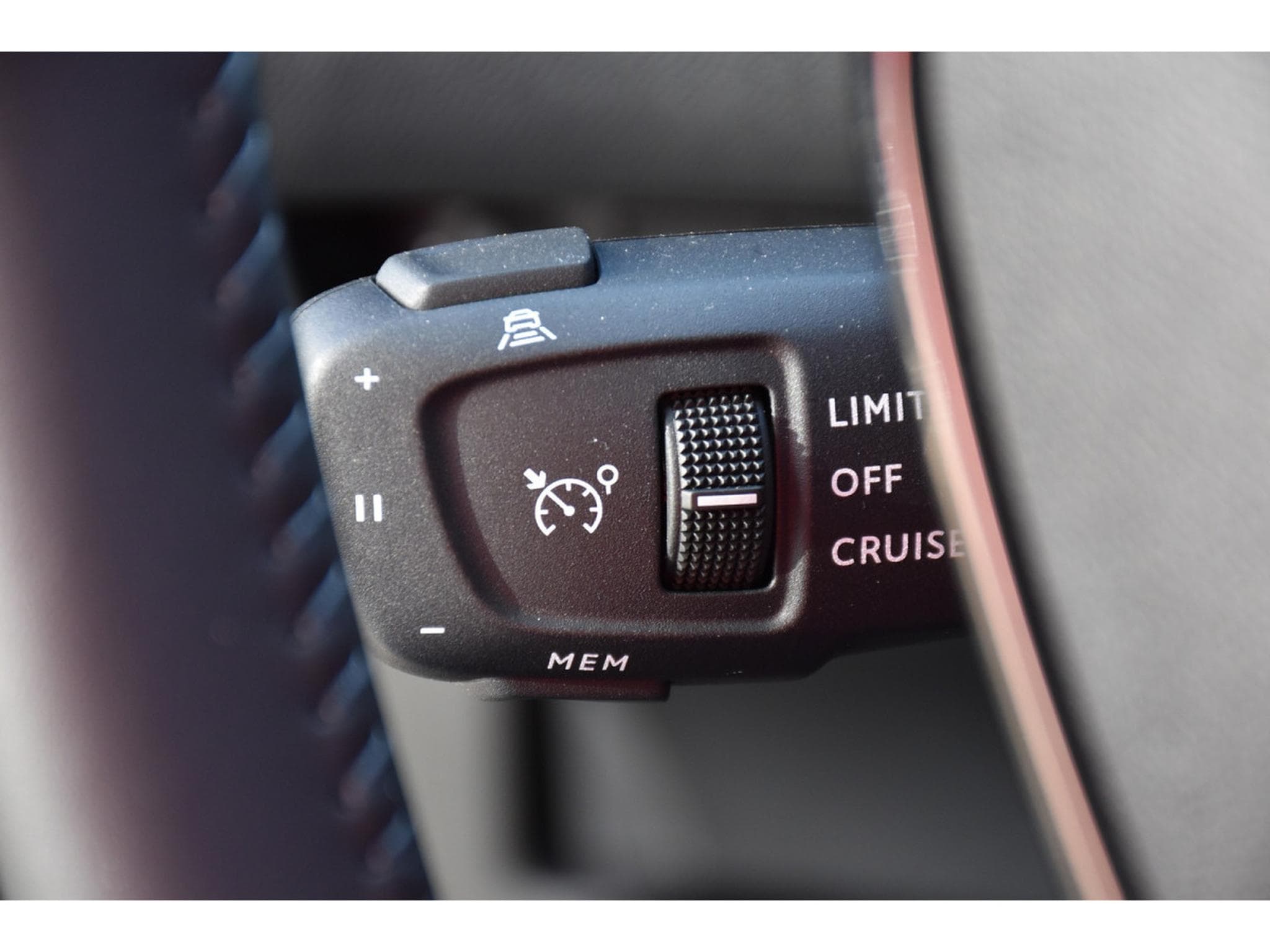 Peugeot 2008 1.2 PureTech Allure ACC GPS LANE SIDE REGUL CAM 360 1° MAIN (2025) - Foto 21