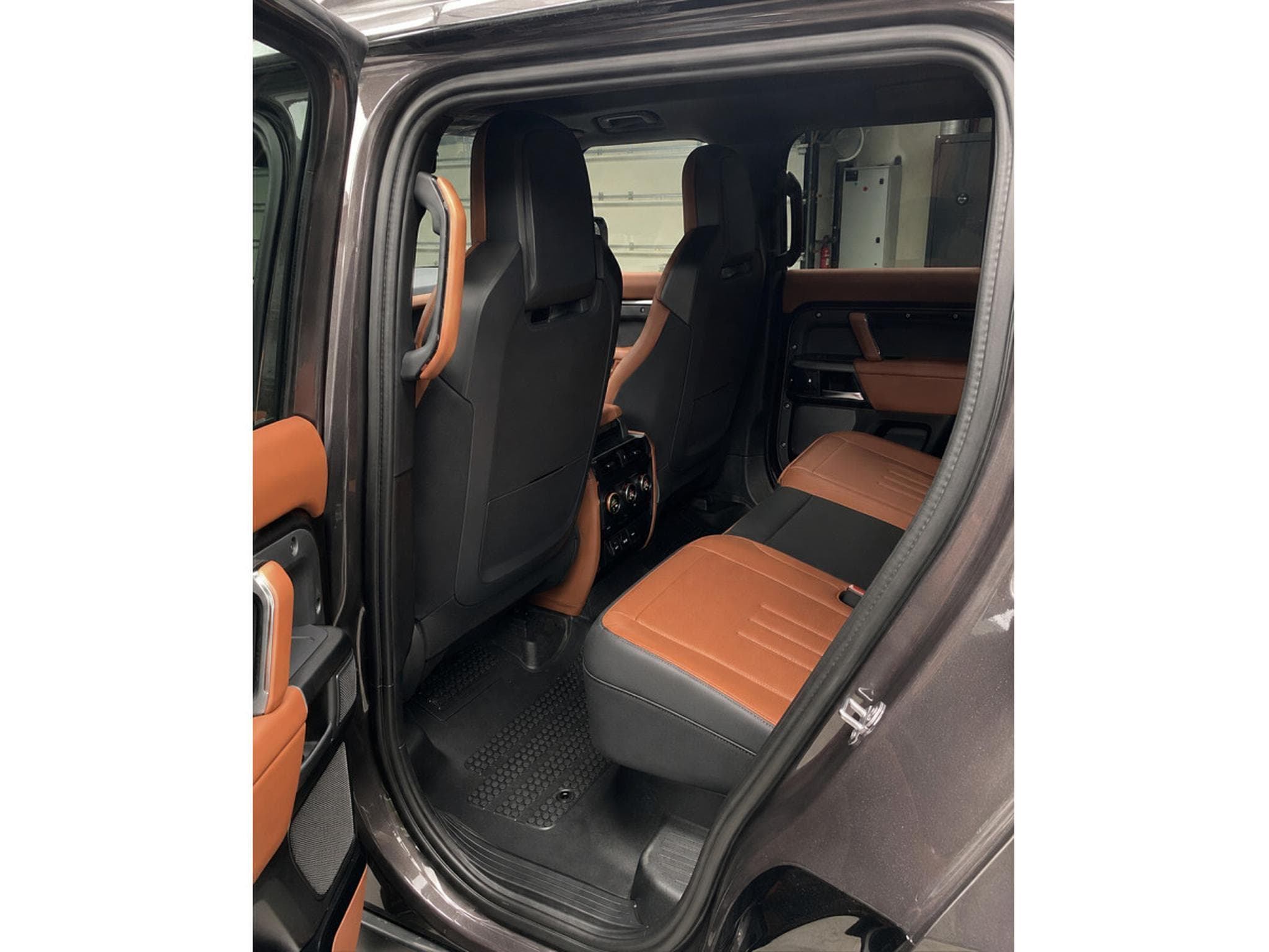 Land-Rover Defender V8 4.4 P635 110 OCTA ON STOCK! 2026 (2026) - Photo 15