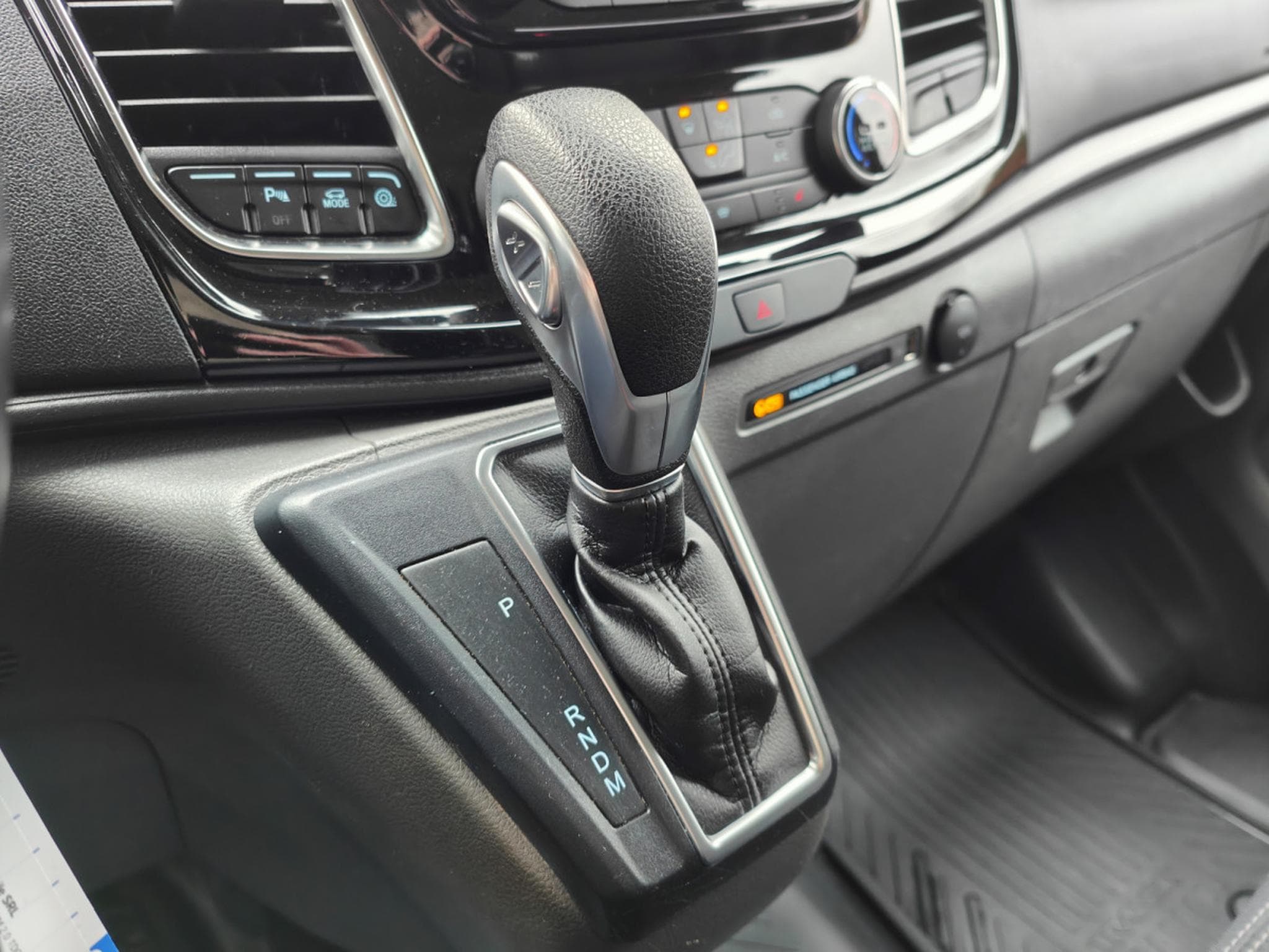 Ford Transit 2.0 TDCI BOITE AUTO 3PLACES CAMERA CARPLAY CRUISE ATTELAGE (2023) - Photo 12