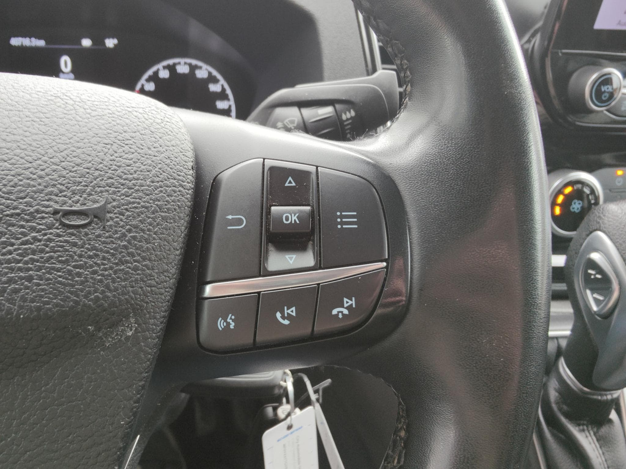 Ford Transit 2.0 TDCI BOITE AUTO 3PLACES CAMERA CARPLAY CRUISE ATTELAGE (2023) - Photo 18