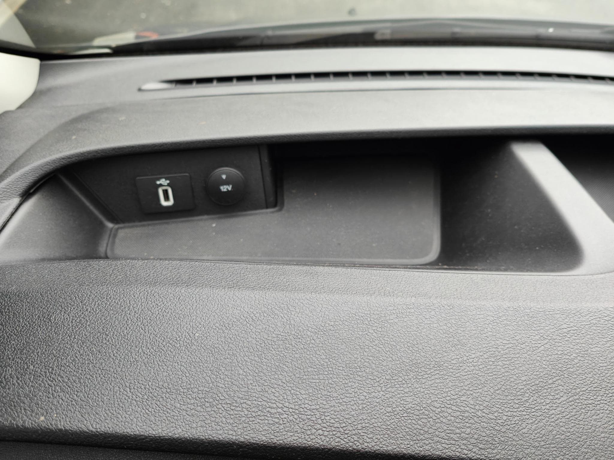Ford Transit 2.0 TDCI BOITE AUTO 3PLACES CAMERA CARPLAY CRUISE ATTELAGE (2023) - Photo 22