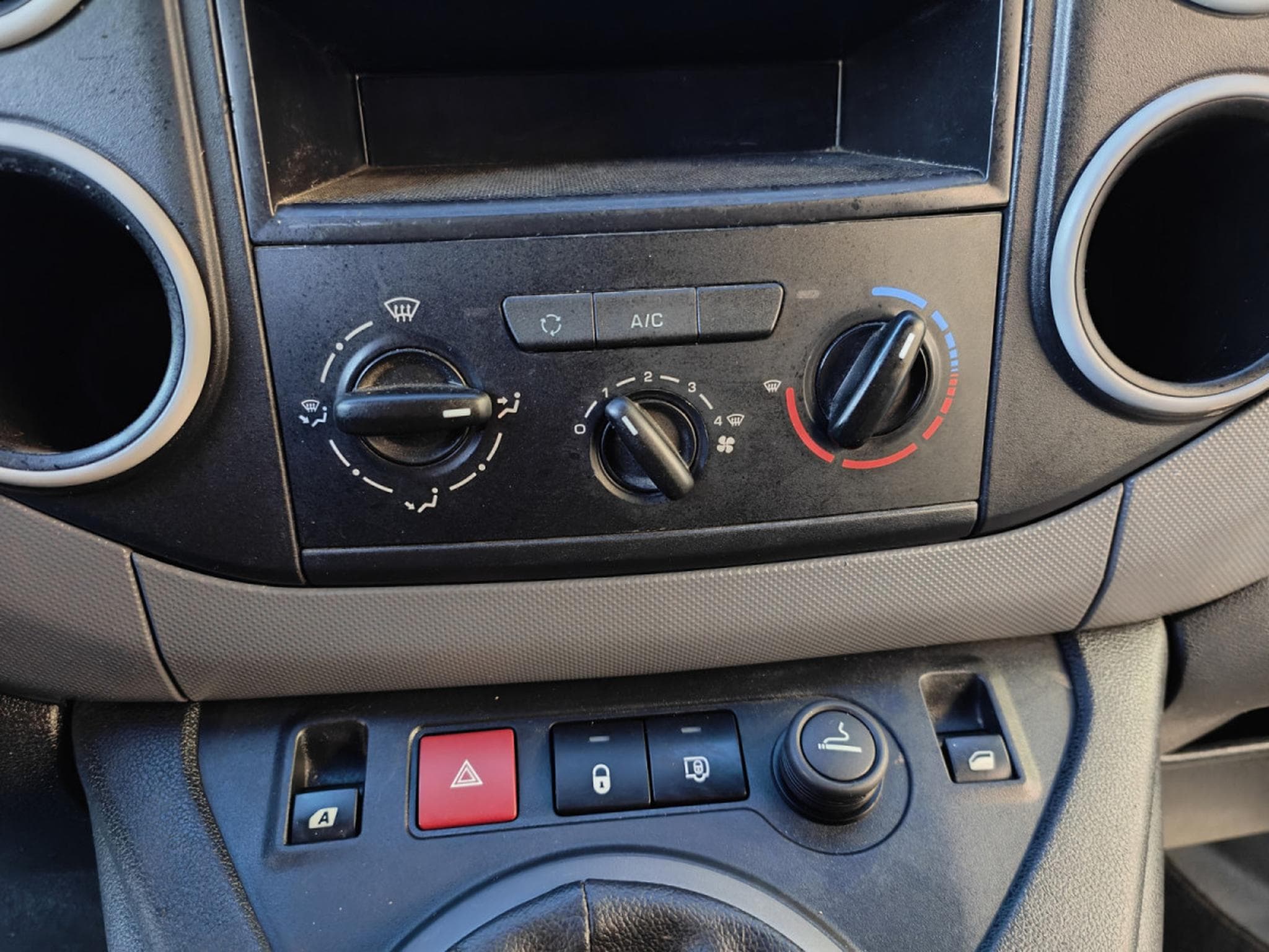 Citroën Berlingo 1.6 HDI 3 PLACES CLIM RADIO (2015) - Foto 11