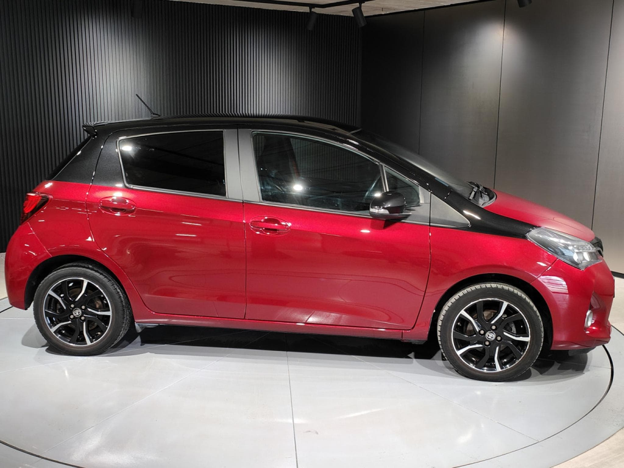Toyota Yaris 1.3 VVT-I GPS BLUETOOTH CLIMATISATION CAMERA (2017) - Foto 2