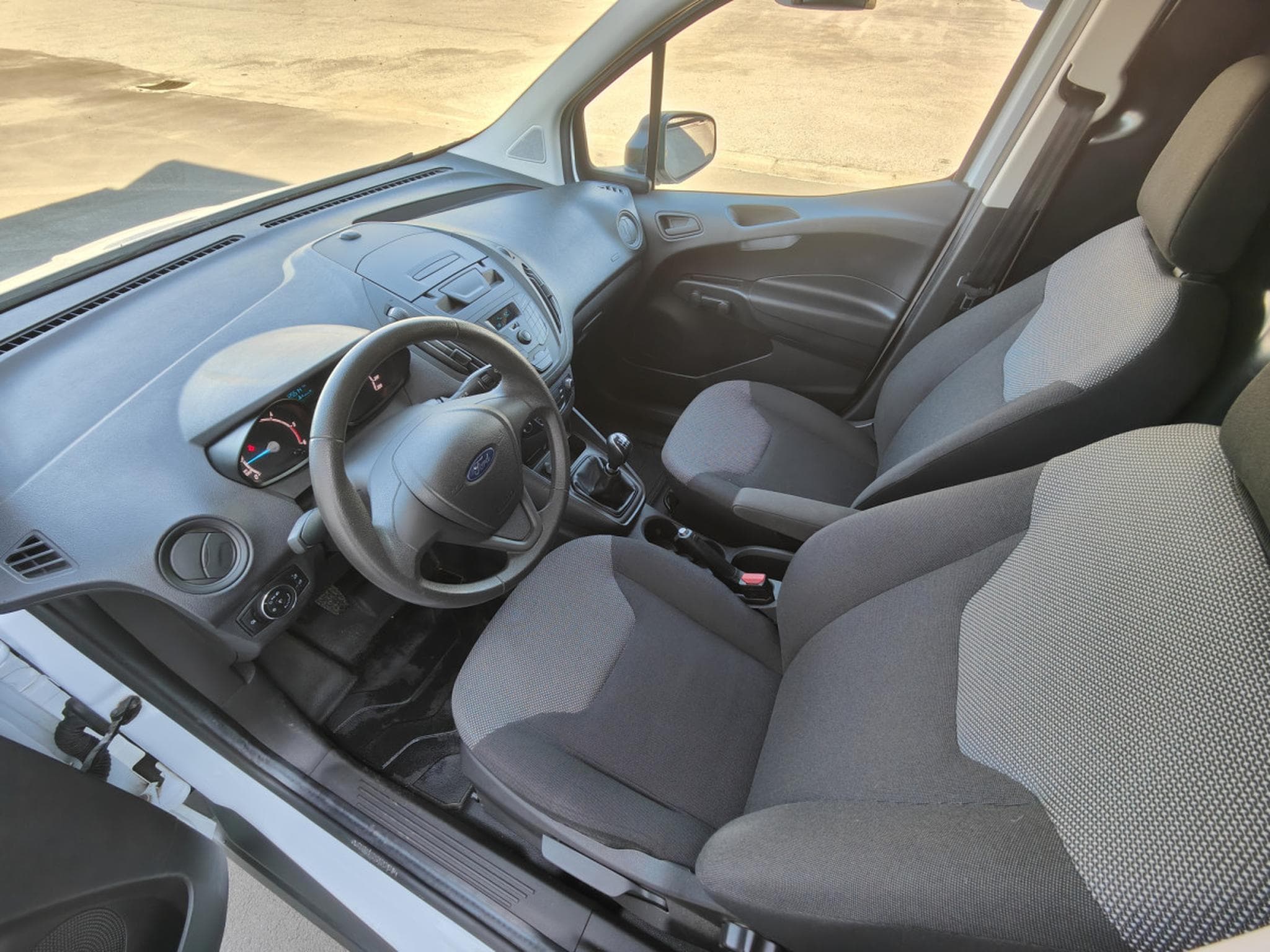 Ford Transit 1.5 TDCI RADIO USB (2019) - Photo 10