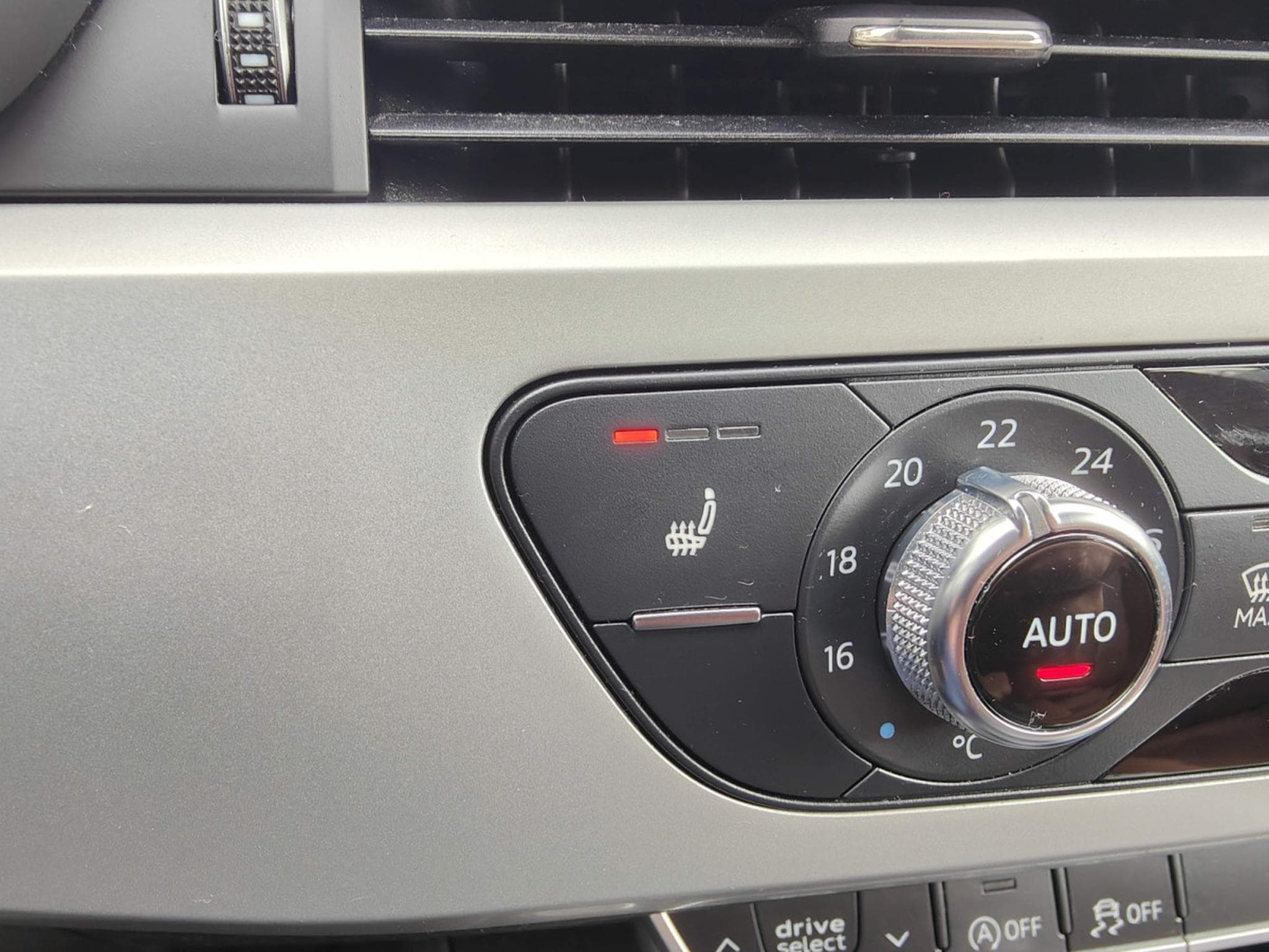 Audi A4 AVANT 35 TDI GPS ACC SIEGES CHAUFFANTS DIGITAL COCKPIT (2020) - Foto 24