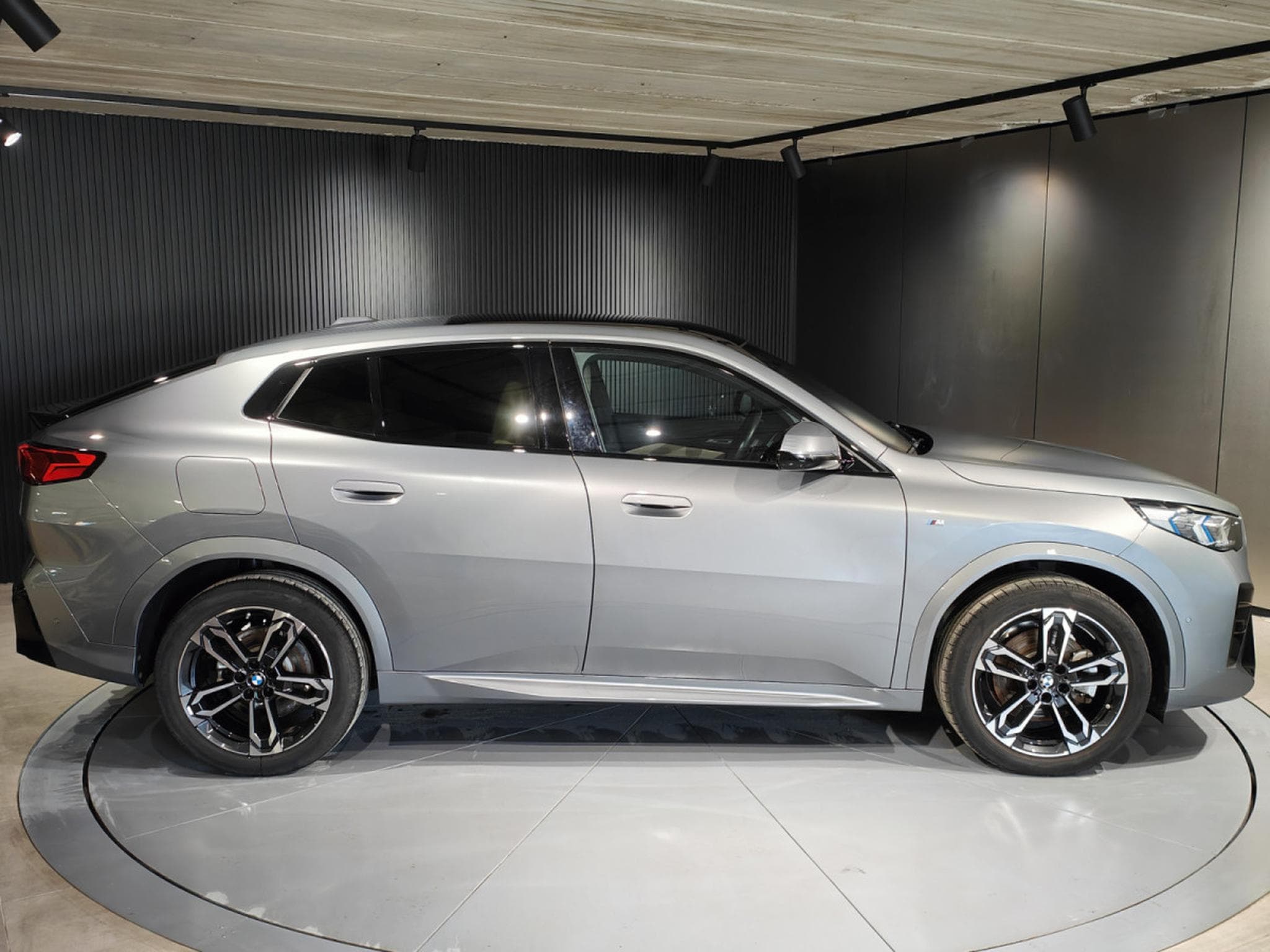 BMW X2 SDRIVE20i PACK M CARPLAY GPS CAMERA 360 TOIT PANO (2024) - Photo 2
