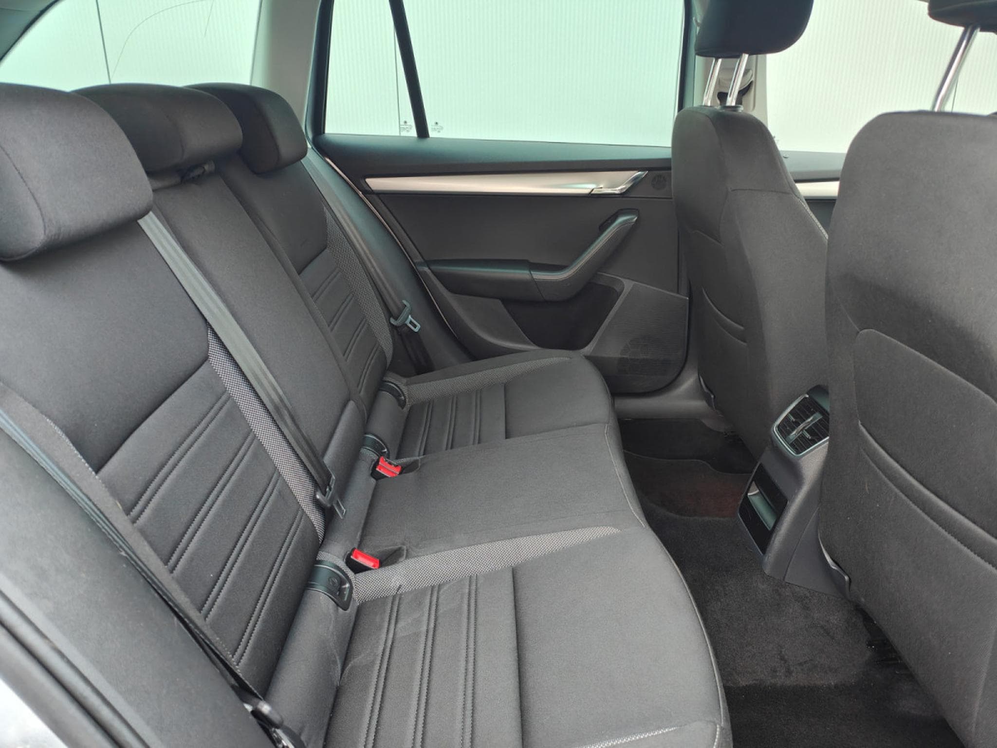 Skoda Octavia 1.6 TDI DSG CARPLAY APS AV/AR SIEGES CHAUFFANTS CRUISE (2019) - Foto 10