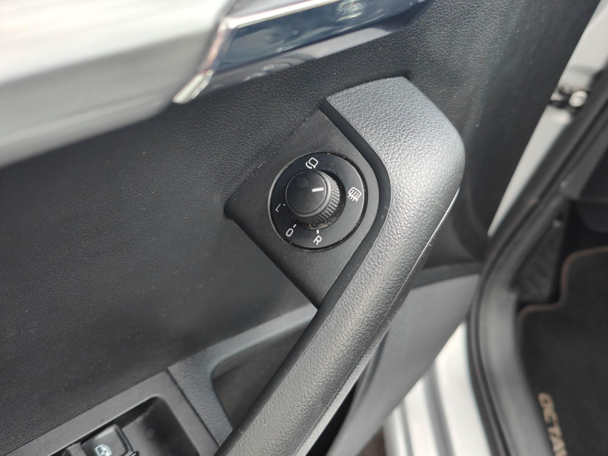 Skoda Octavia 1.6 TDI DSG CARPLAY APS AV/AR SIEGES CHAUFFANTS CRUISE (2019) - Foto 16