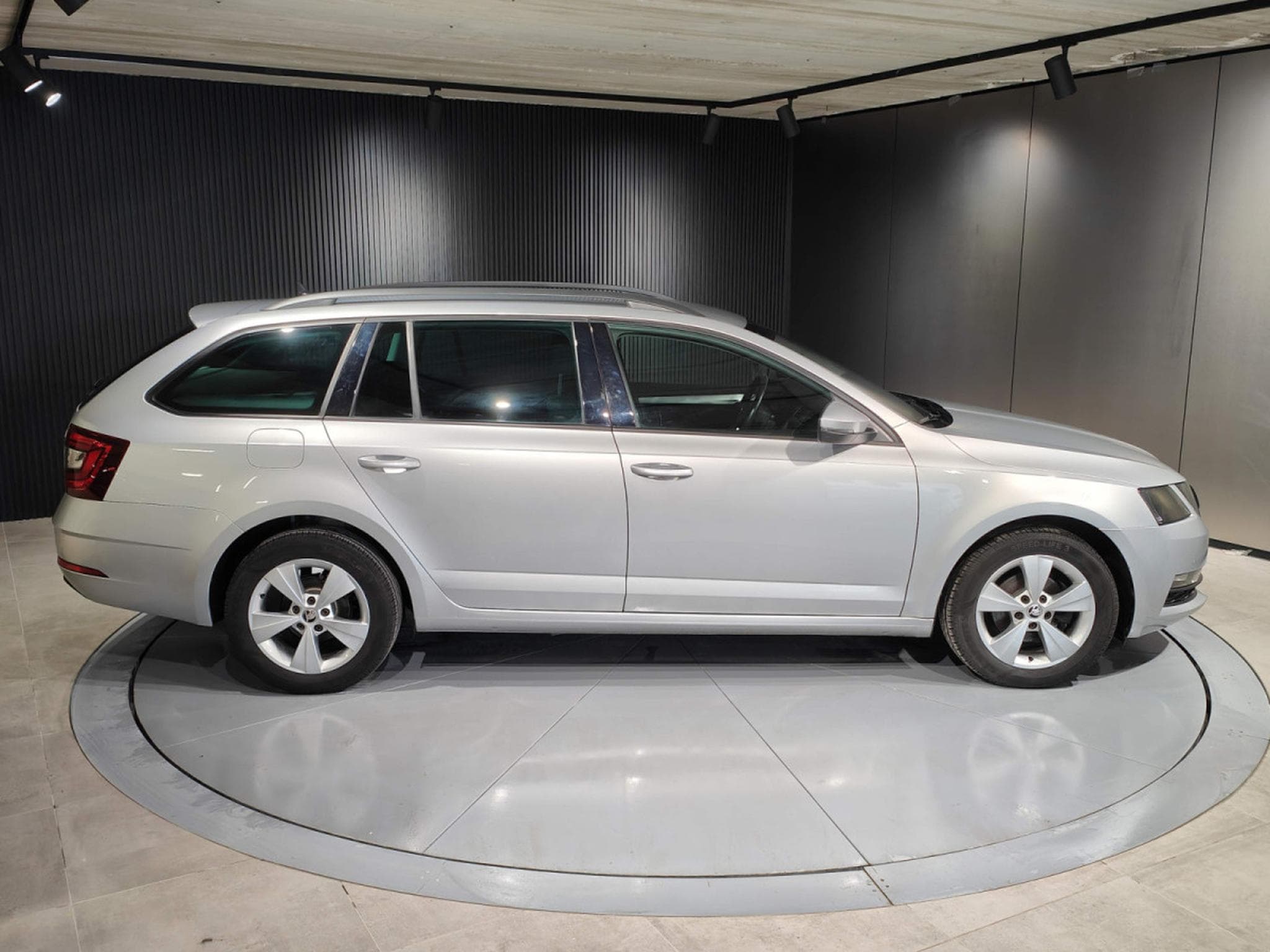 Skoda Octavia 1.6 TDI DSG CARPLAY APS AV/AR SIEGES CHAUFFANTS CRUISE (2019) - Foto 2