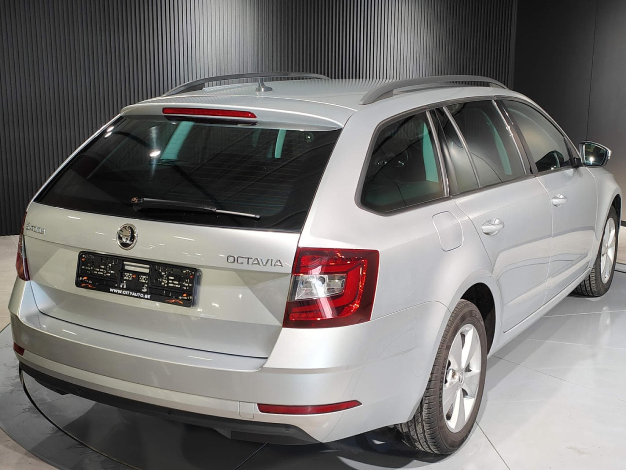 Skoda Octavia 1.6 TDI DSG CARPLAY APS AV/AR SIEGES CHAUFFANTS CRUISE (2019) - Foto 3