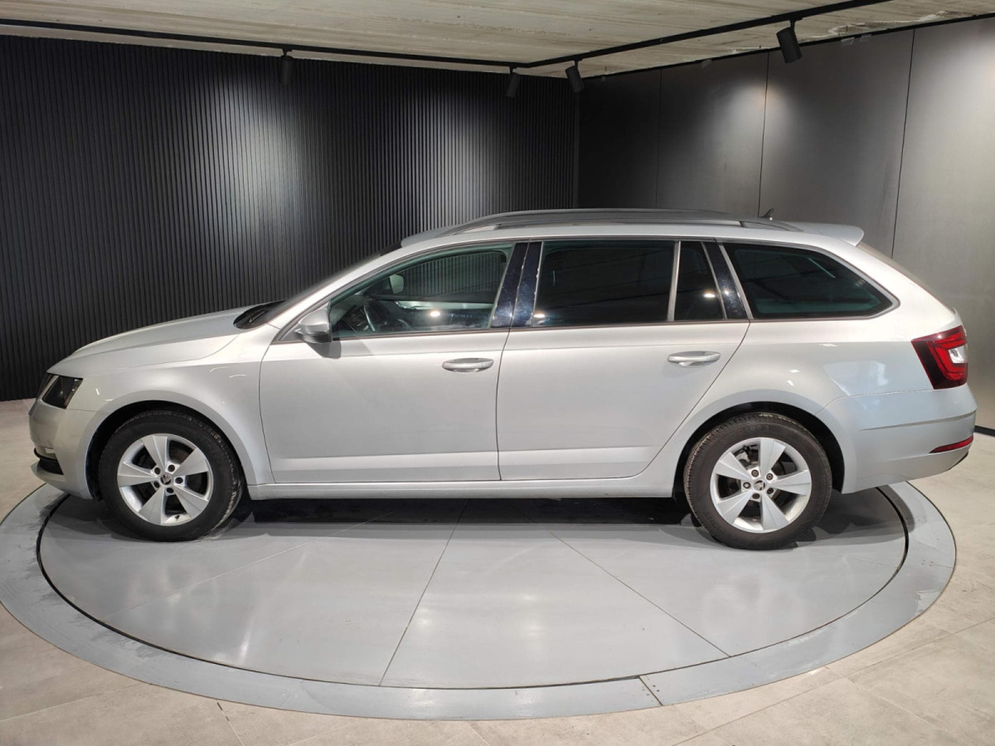 Skoda Octavia 1.6 TDI DSG CARPLAY APS AV/AR SIEGES CHAUFFANTS CRUISE (2019) - Foto 5