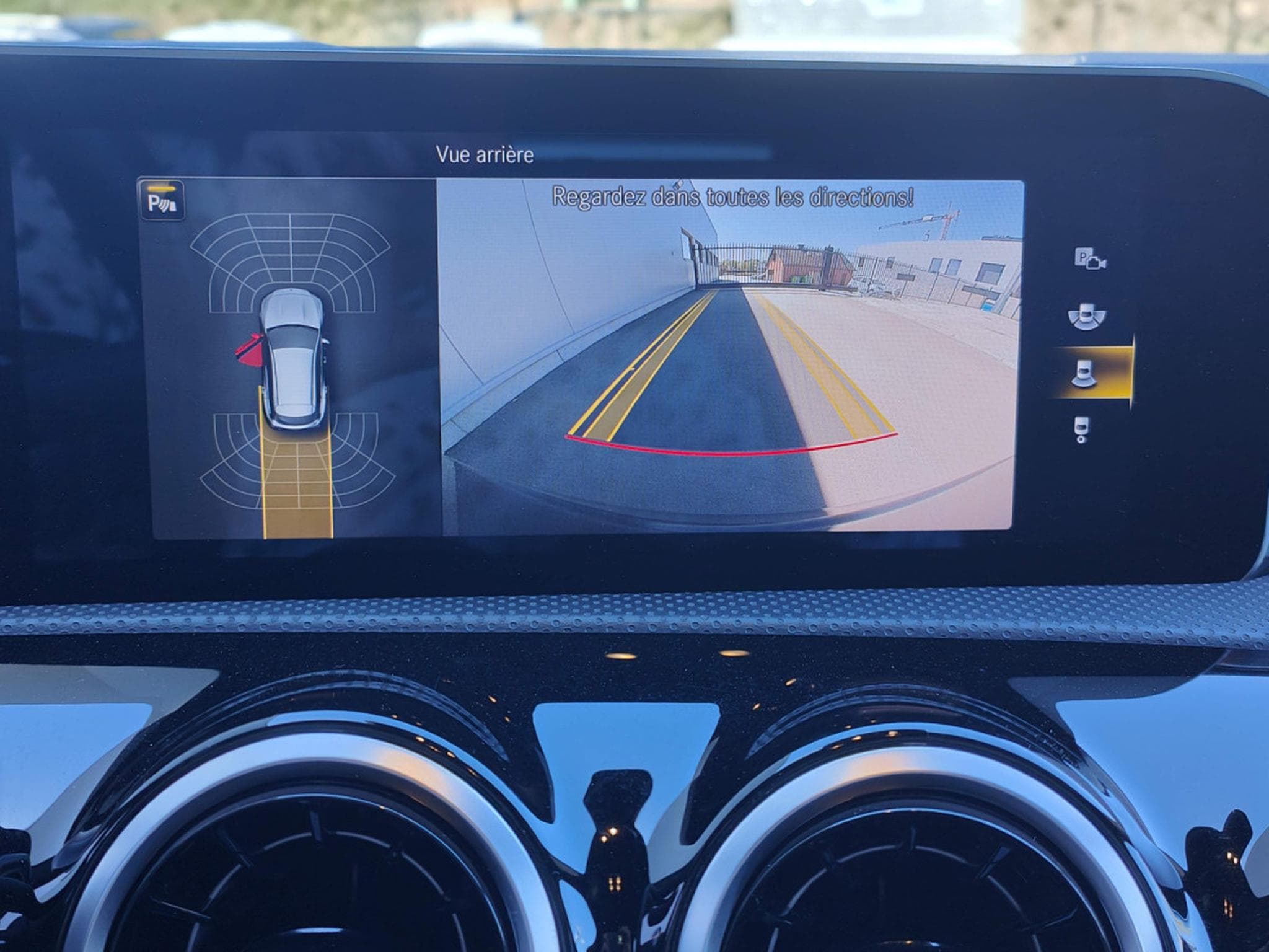 Mercedes CLA 180 1.3 SB PACK AMG CAMERA GPS CARPLAY (2020) - Foto 17