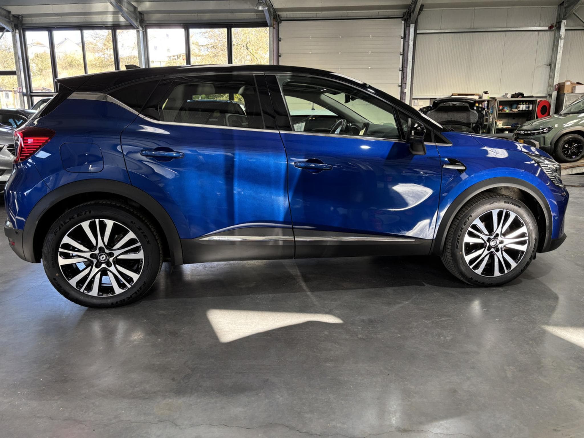 Renault Captur 1.6 INITIALE PARIS PLUG-IN (2022) - Photo 2