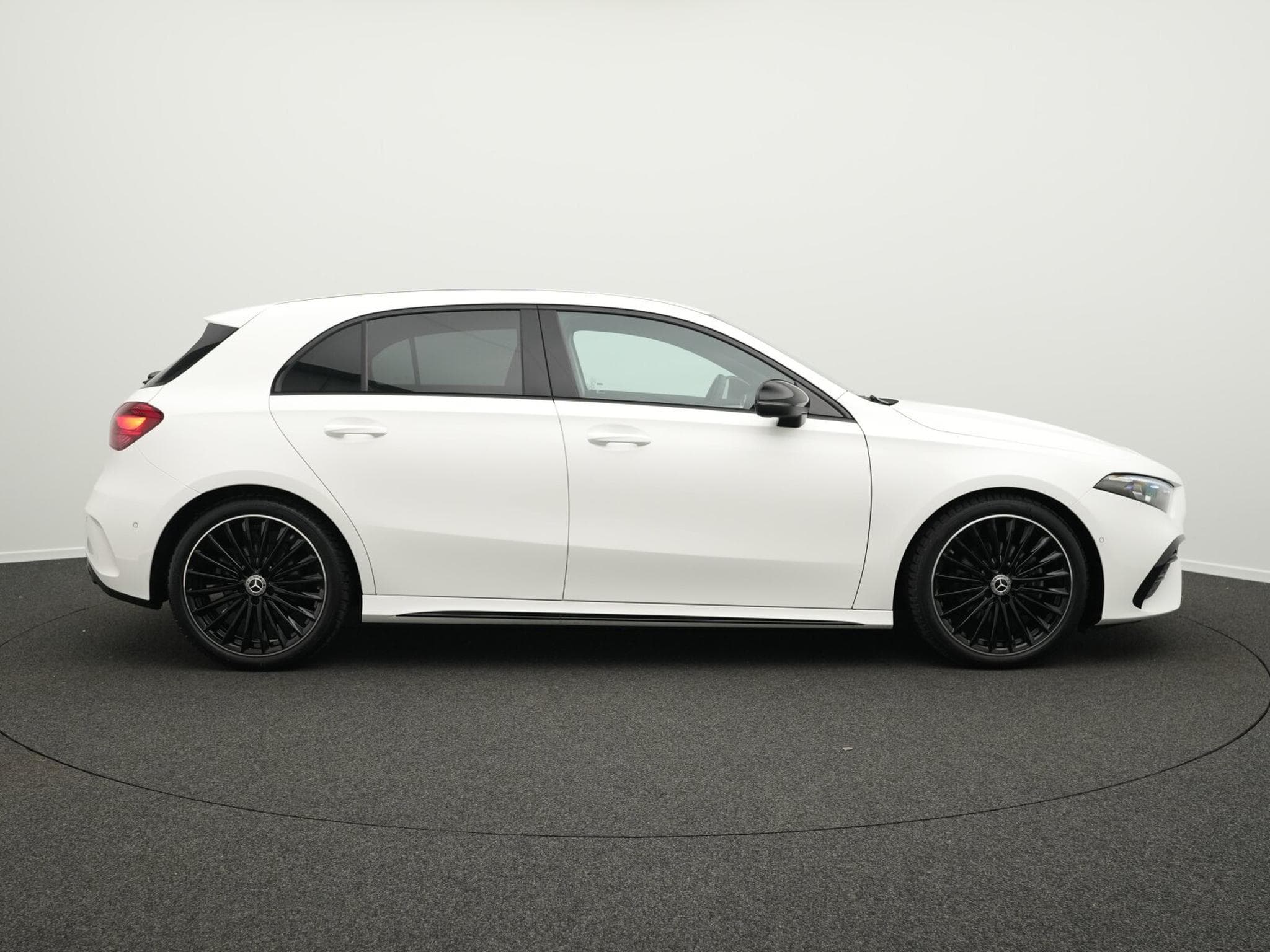 Mercedes A 200 AMG-Line Multi+Kamera+Distr+Night+19" (2025) - Photo 5