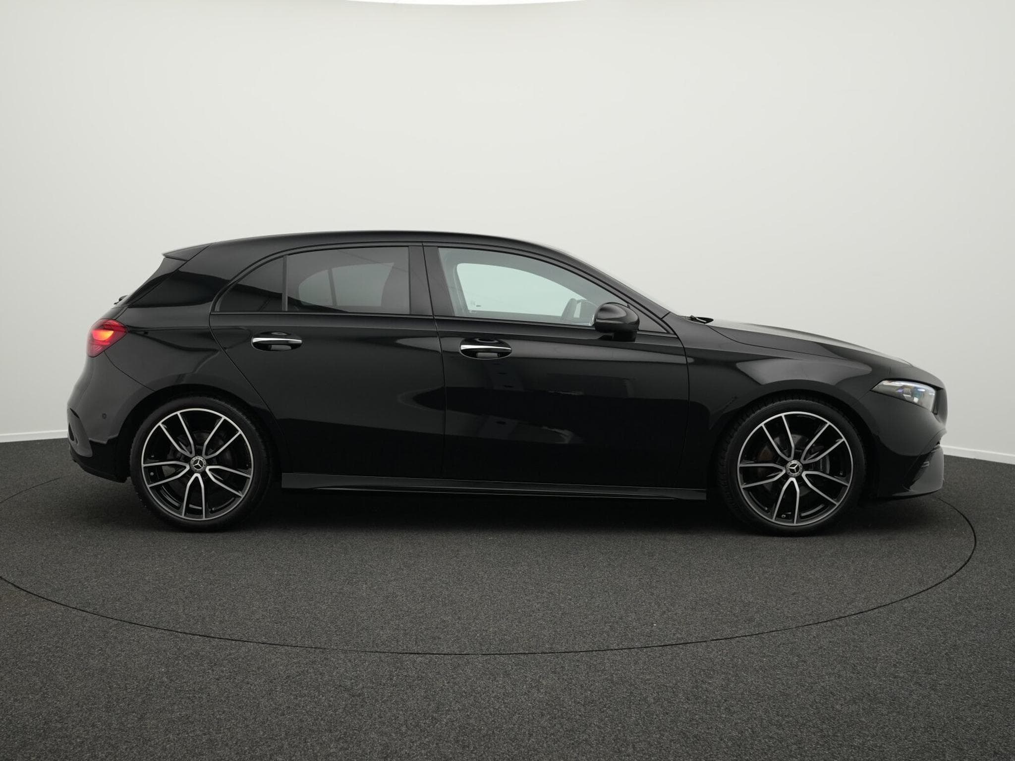 Mercedes A 200 d Multi+Kamera+Night+Distr (2025) - Photo 5
