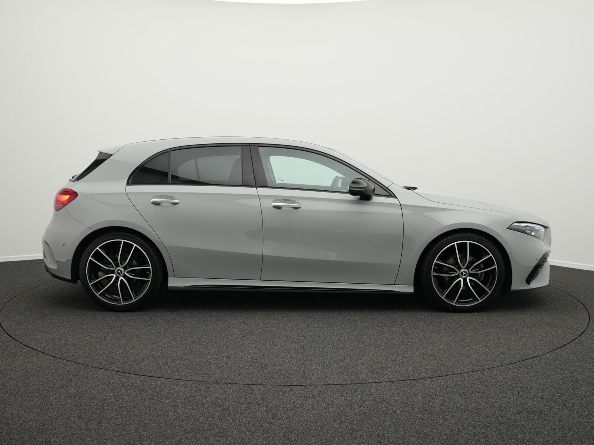 Mercedes A 200 d AMG-Line Multi+Kamera+Night+19" (2025) - Photo 5