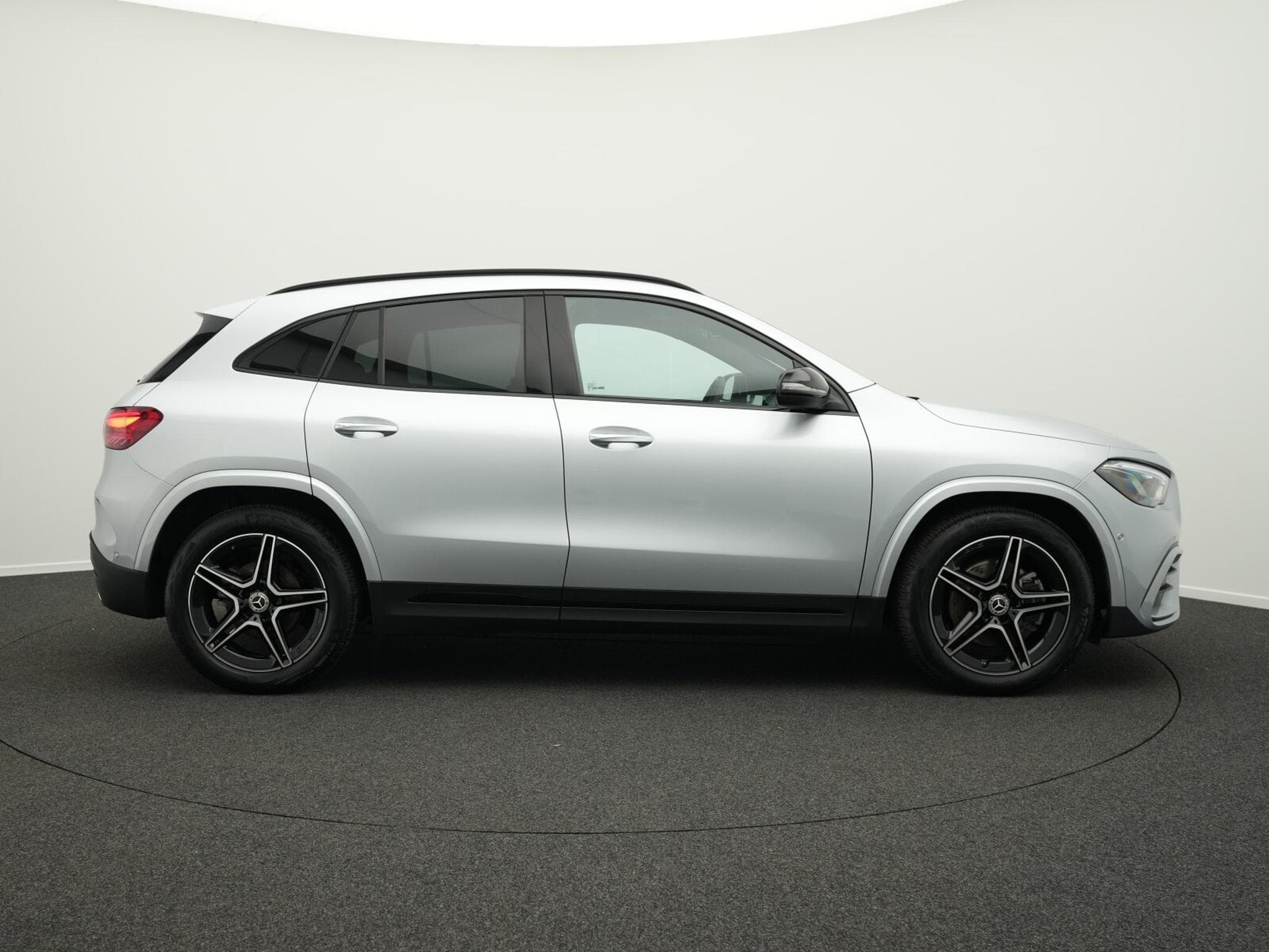 Mercedes GLA 200 d Multi+Kamera+AHK+Night+19" (2025) - Foto 5