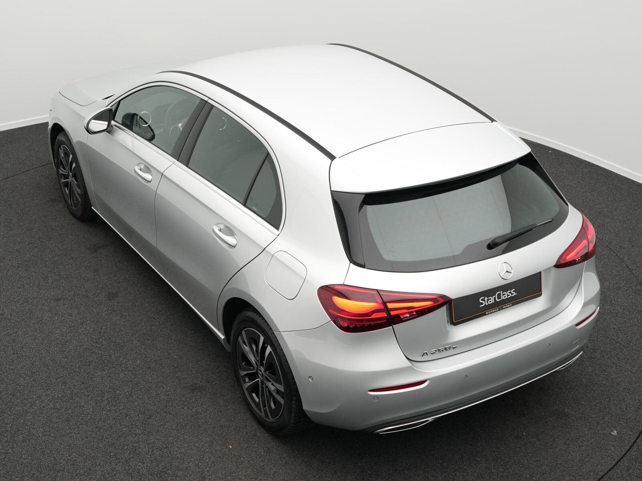 Mercedes A 250 e Kompaktlimousine (2023) - Photo 11