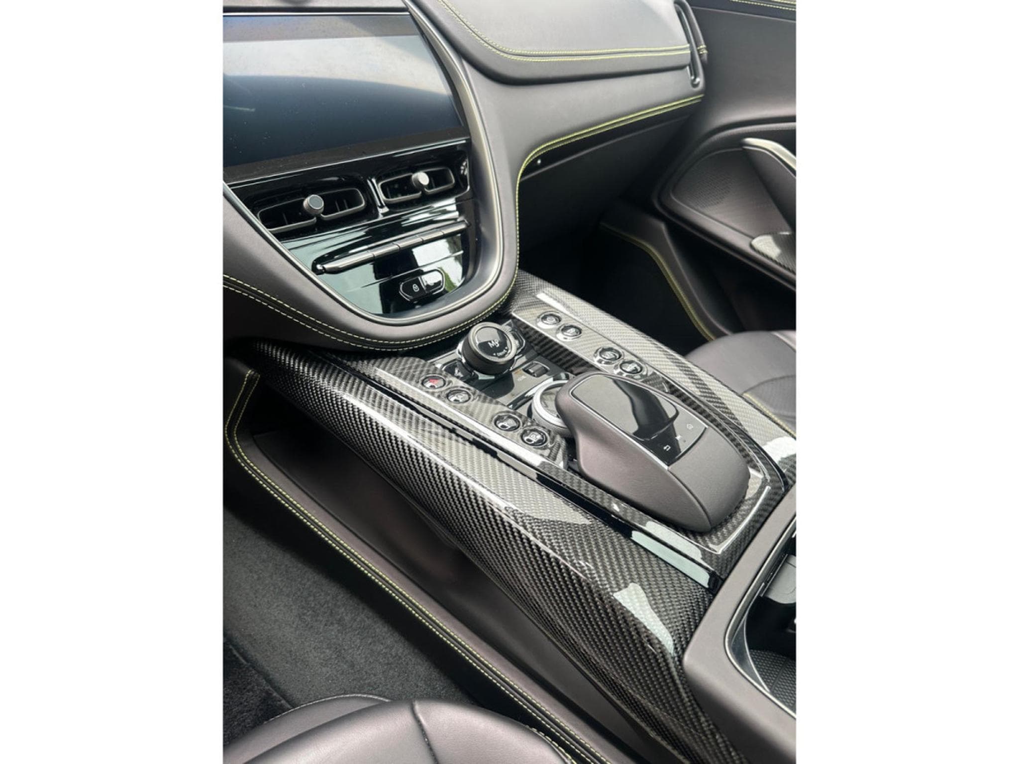Aston-Martin DBX DBX 707 V8 4x4 / FULL CARBON (2023) - Photo 9
